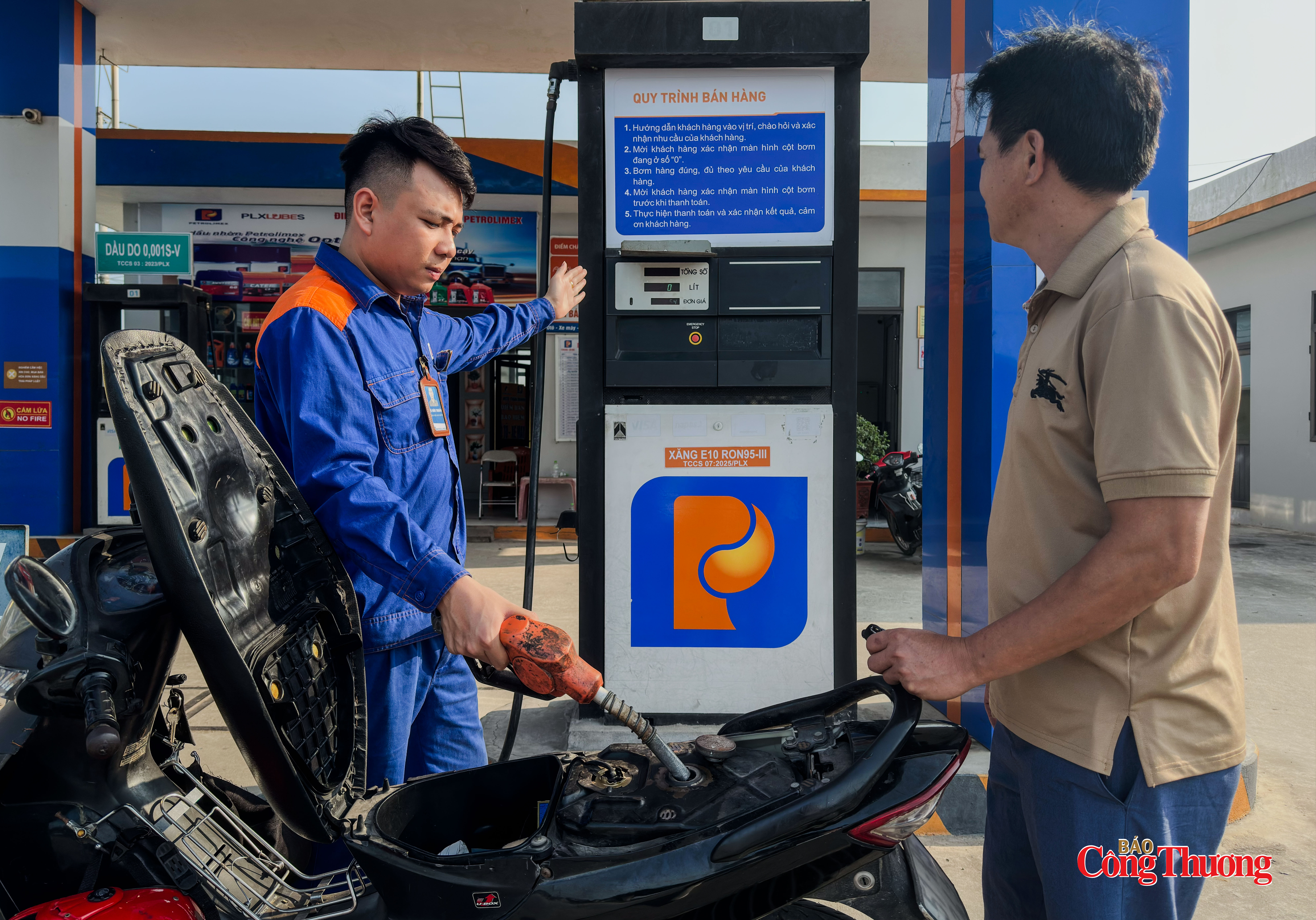 Người dân hào hứng đón nhận xăng E10 trong những ngày đầu triển khai bán