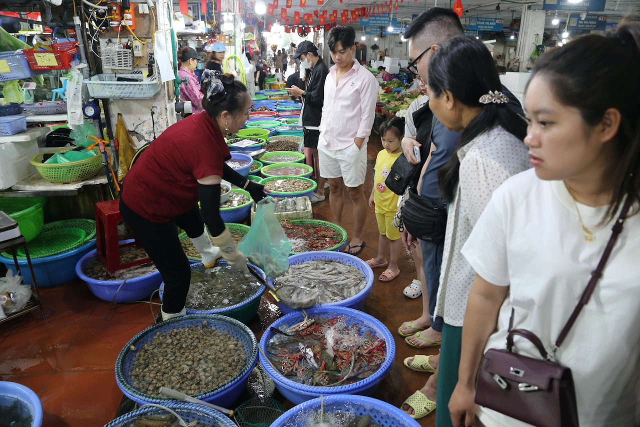 Chợ hải sản Quảng Ninh tấp nập khách mua sắm trong kỳ nghỉ lễ