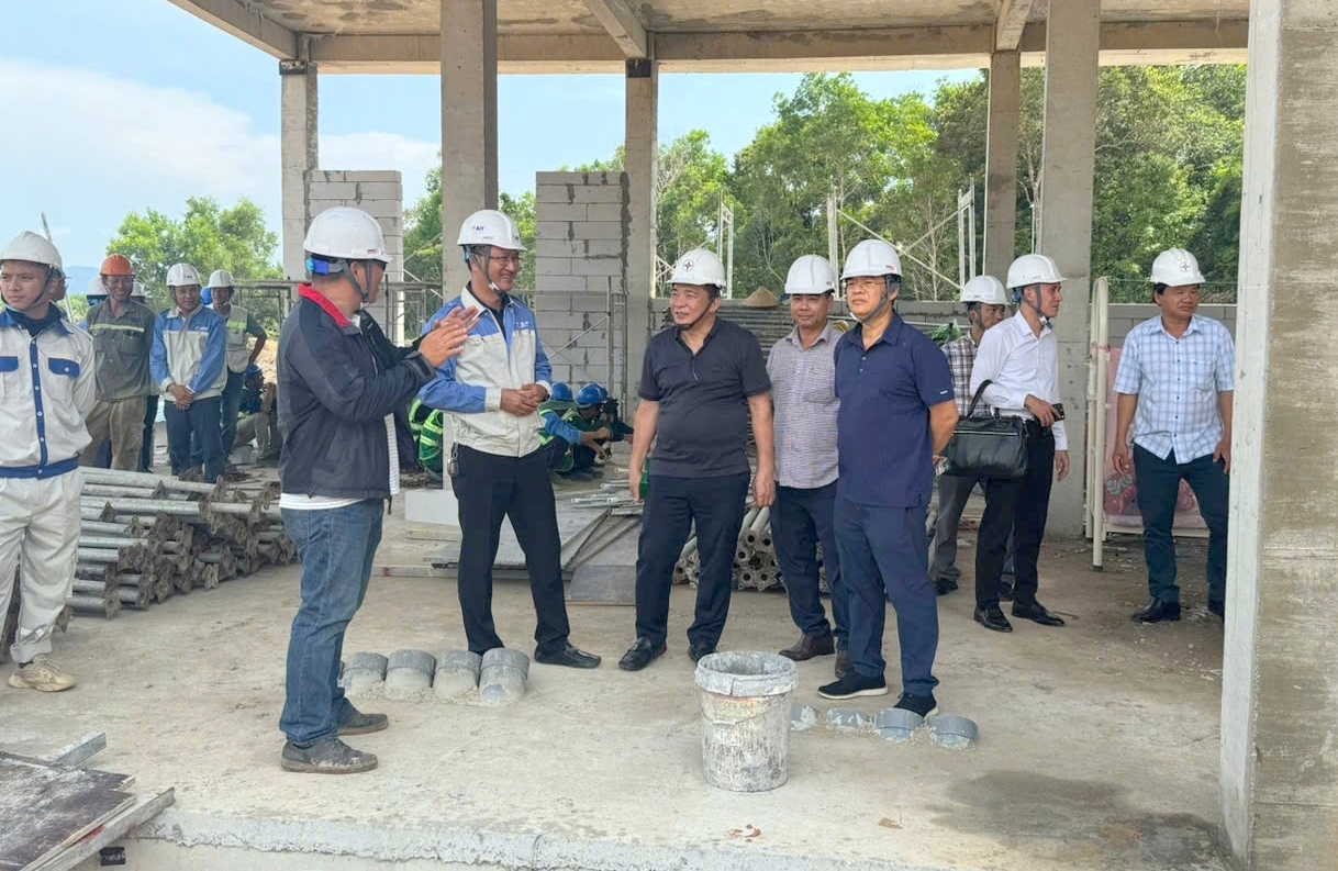 Công nhân ngành điện miền Nam ‘bám’ công trường xuyên lễ