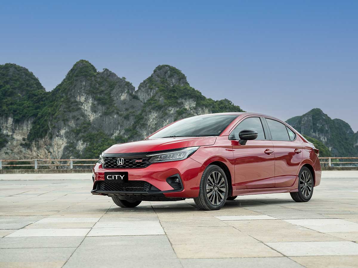Xe hybrid tăng tốc, thị trường ô tô Việt Nam sôi động trở lại
