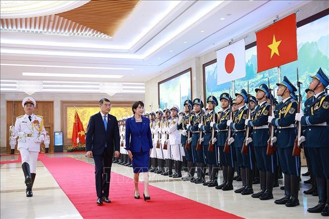 Thủ tướng Lê Minh Hưng và Thủ tướng Nhật Bản Takaichi Sanae duyệt Đội danh dự Quân đội nhân dân Việt Nam. Ảnh: Dương Giang/TTXVN