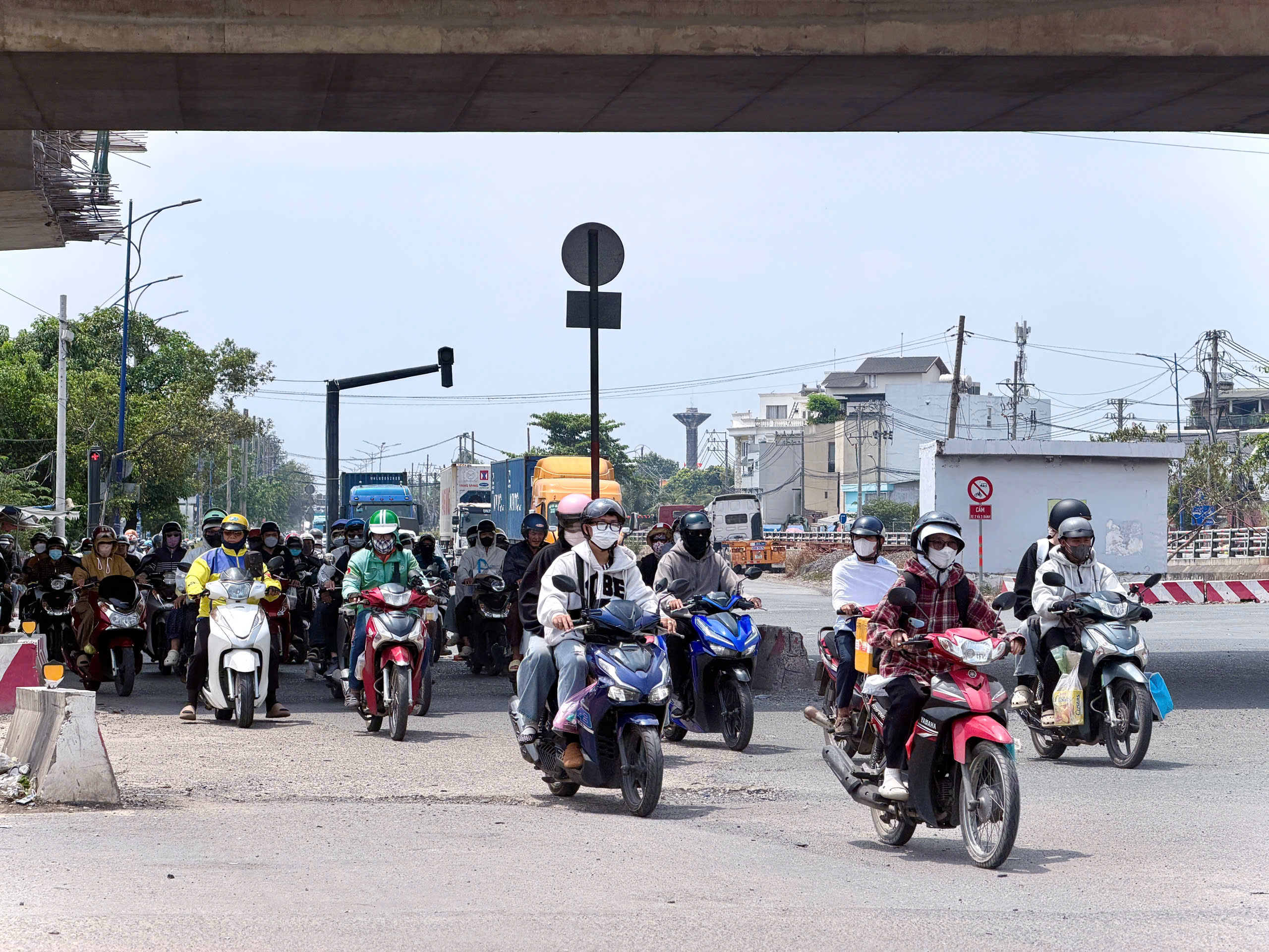 Dòng người hối hả trở lại TP. Hồ Chí Minh sau kỳ nghỉ lễ