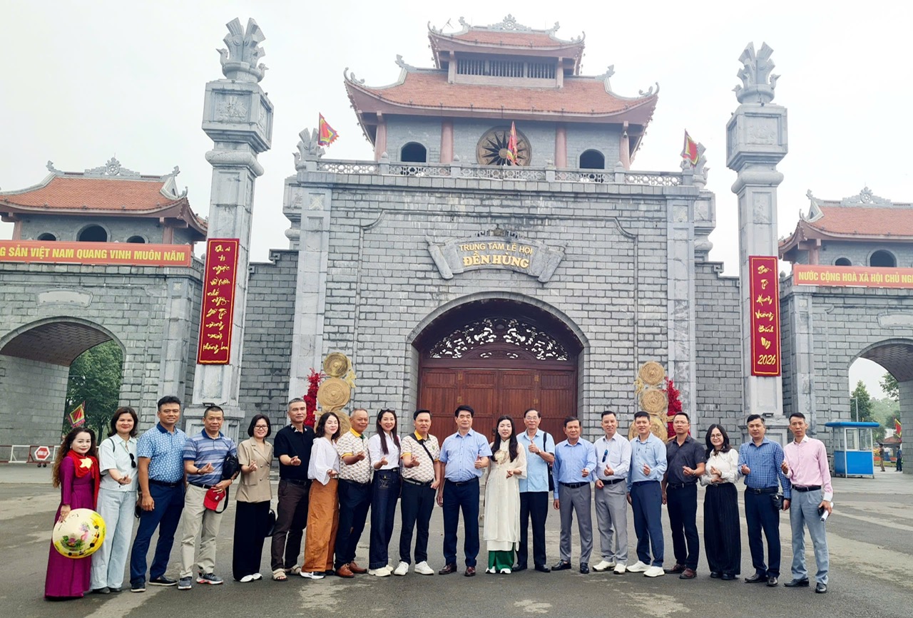 Đất Tổ Phú Thọ đông kín khách dịp lễ 30/4 - 1/5