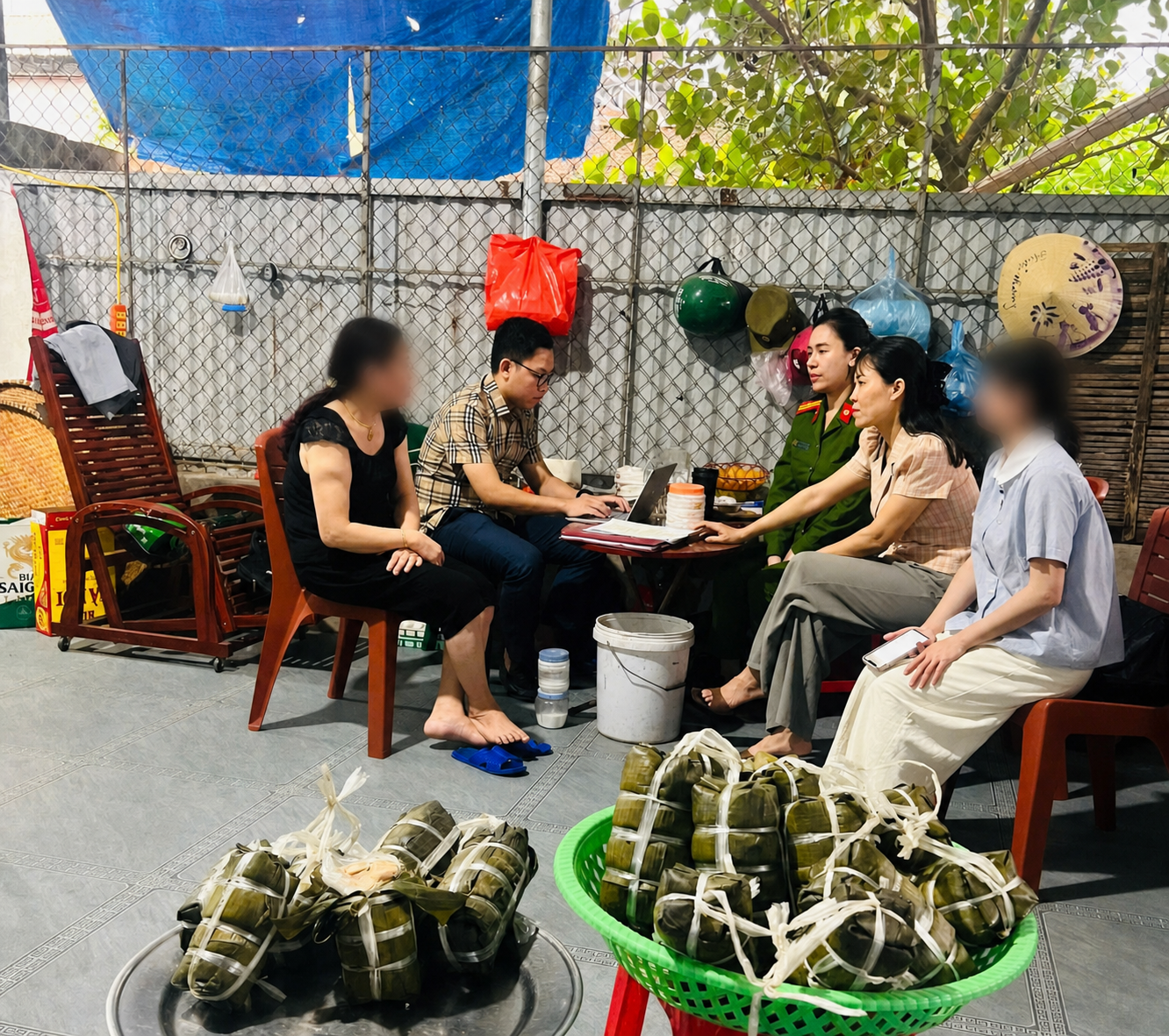 Bà Phạm Thị T. mặc áo đen là chủ cơ sở chuyên sản xuất, kinh doanh giò lợn sử dụng hàn the. Ảnh: Công an Thanh Hóa