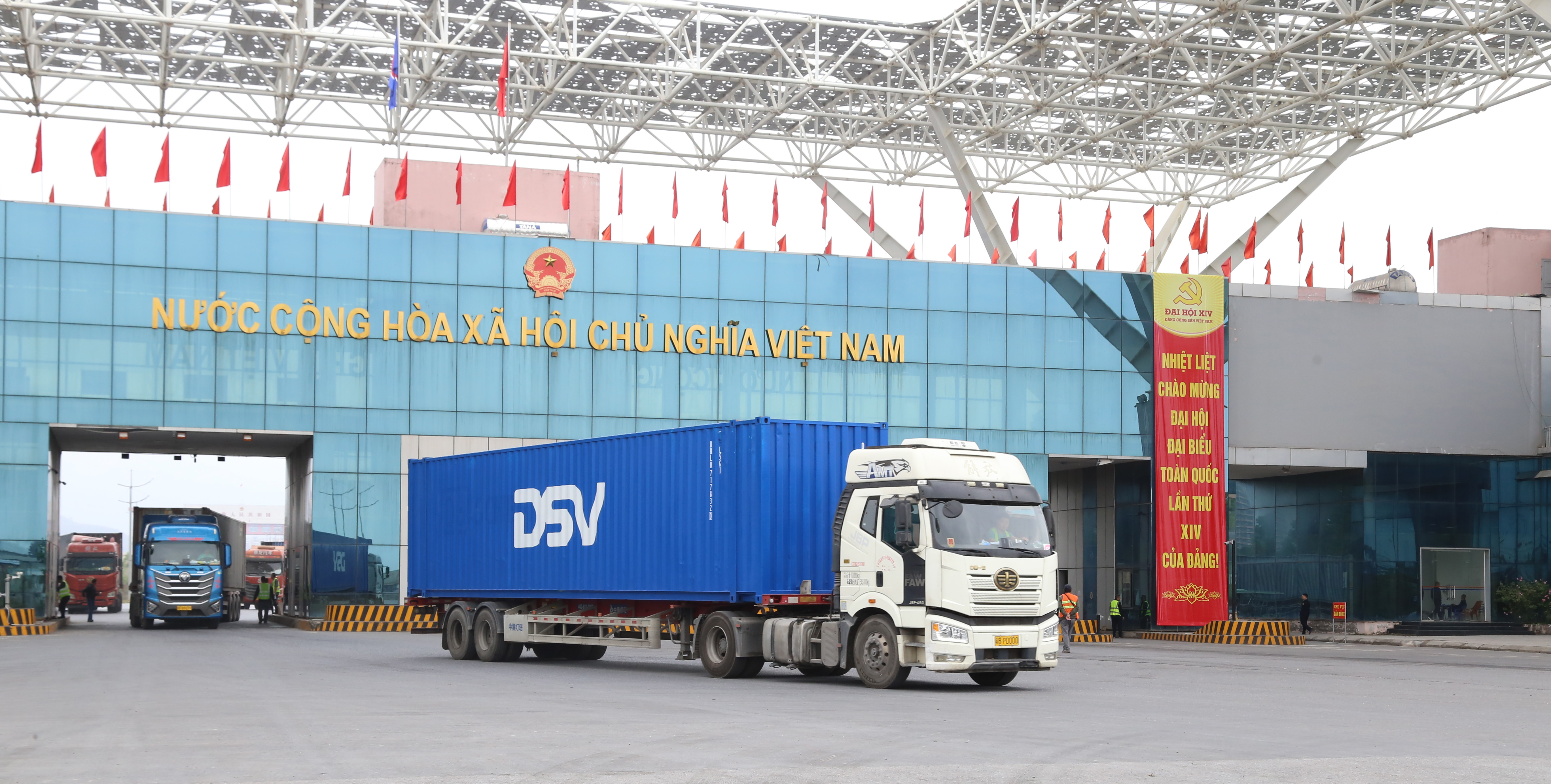 Hơn 11.000 tấn hàng qua cửa khẩu Móng Cái dịp lễ 30/4 - 1/5