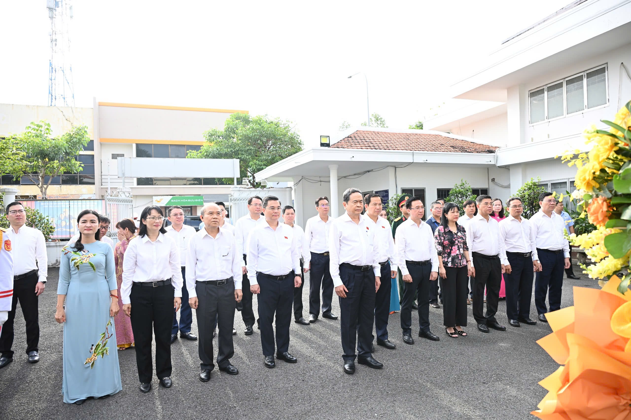 Chủ tịch Quốc hội dâng hương tại Di tích lịch sử - văn hóa quốc gia Dinh quận Hóc Môn