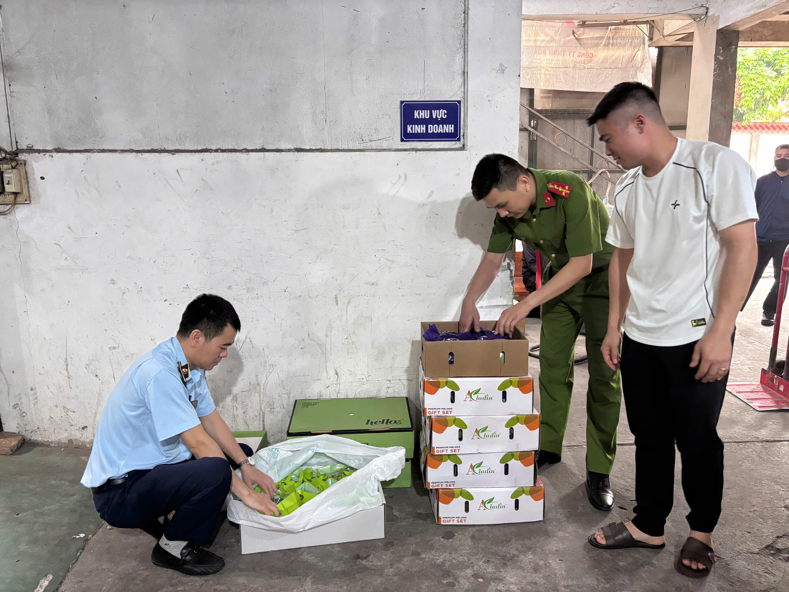 Quản lý thị trường Hà Nội  quyết liệt ngăn chặn thực phẩm bẩn