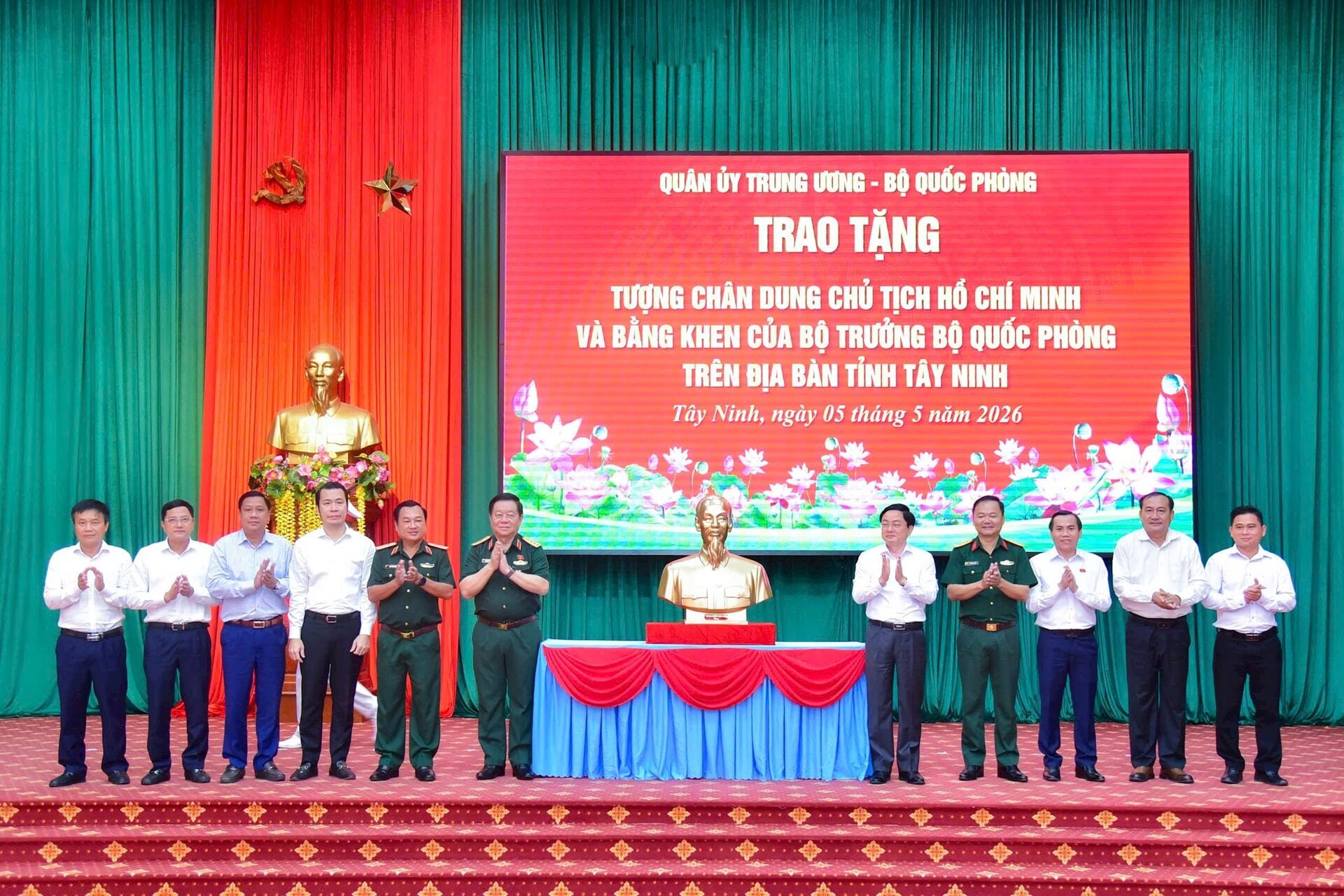 Đại tướng Nguyễn Trọng Nghĩa trao tặng tượng chân dung Chủ tịch Hồ Chí Minh tại Tây Ninh