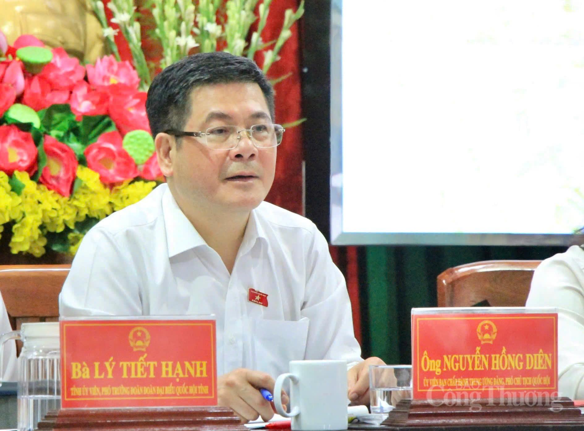 Phó Chủ tịch Quốc hội Nguyễn Hồng Diên tại buổi tiếp xúc cử tri.
