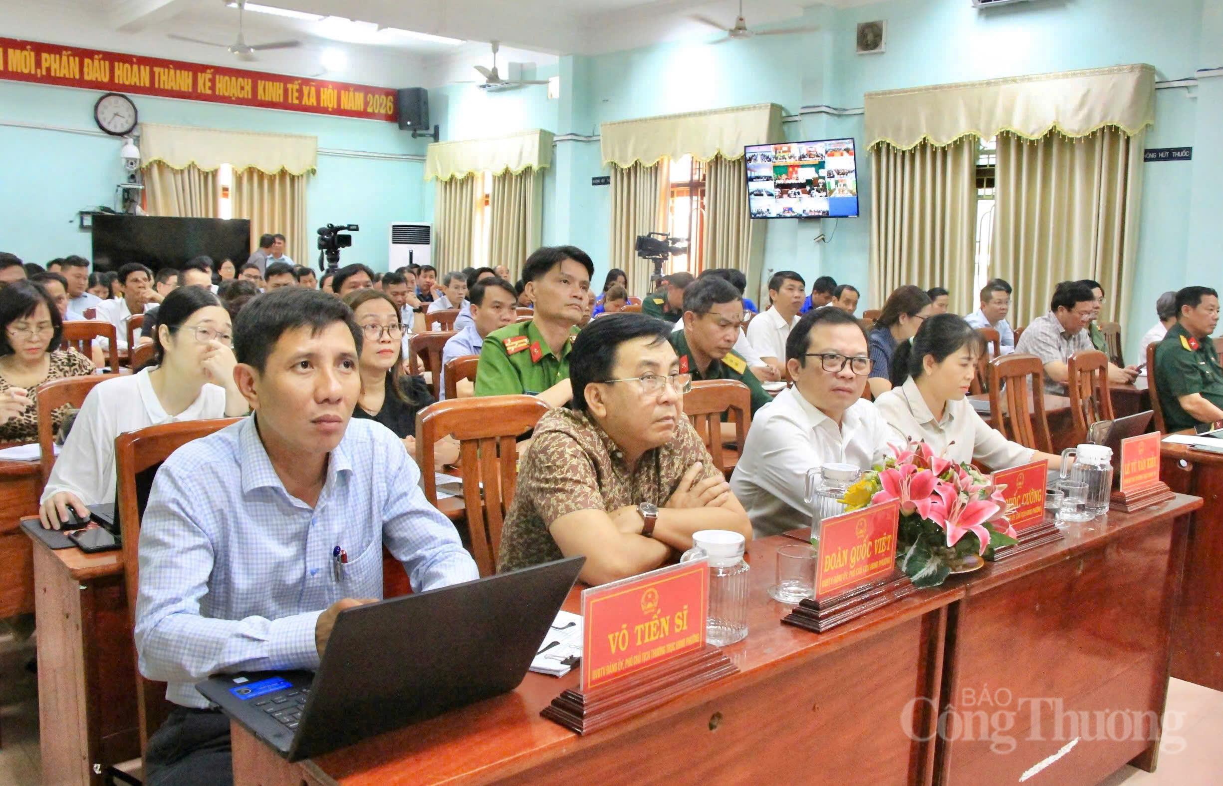 Lãnh đạo các sở, ngành, địa phương có mặt tại buổi tiếp xúc cử tri.