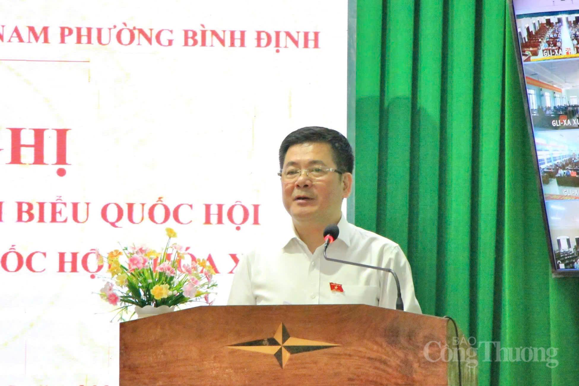 Phó Chủ tịch Quốc hội Nguyễn Hồng Diên phát biểu tại buổi tiếp xúc cử tri.