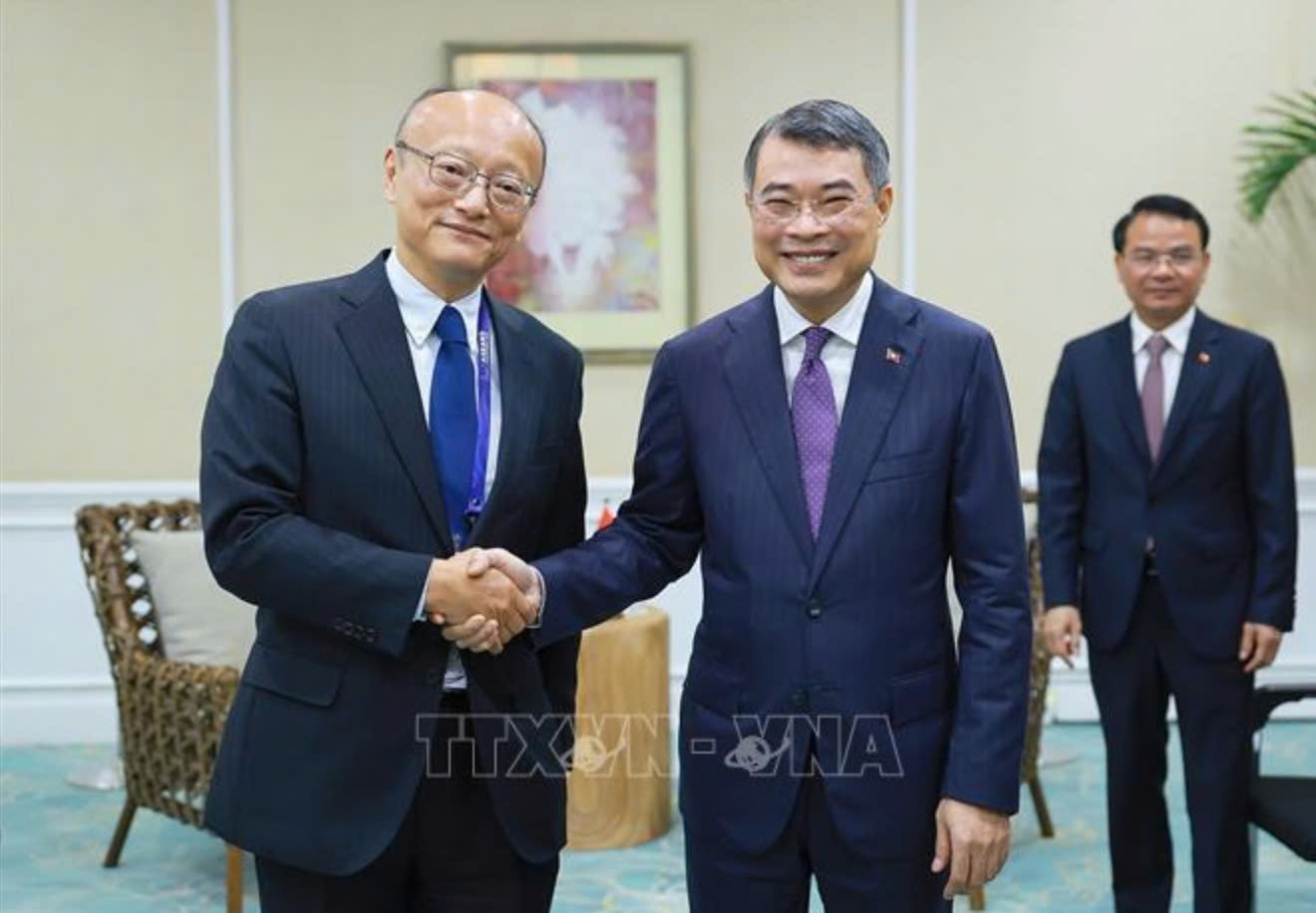 Thủ tướng Lê Minh Hưng gặp Chủ tịch Ngân hàng Phát triển Châu Á (ADB) Masato Kanda. Ảnh: Dương Giang/TTXVN