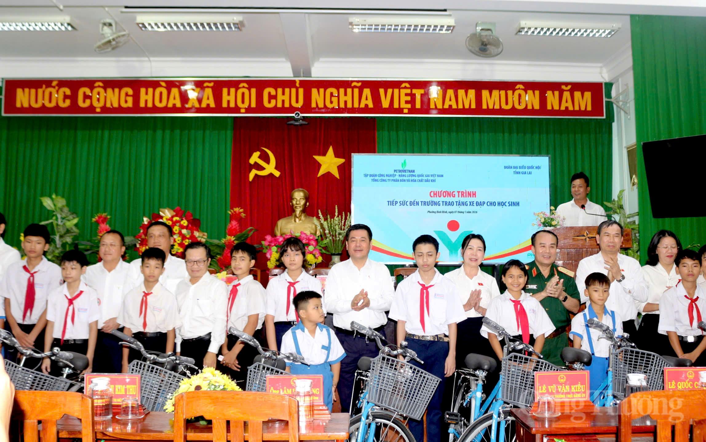 Đoàn đại biểu Quốc hội tỉnh phối hợp với Tập đoàn Công nghiệp - Năng lượng Quốc gia Việt Nam và Tổng công ty Phân bón và Hóa chất Dầu khí trao tặng 50 xe đạp cho học sinh vượt khó học giỏi trên địa bàn phường Bình Định.