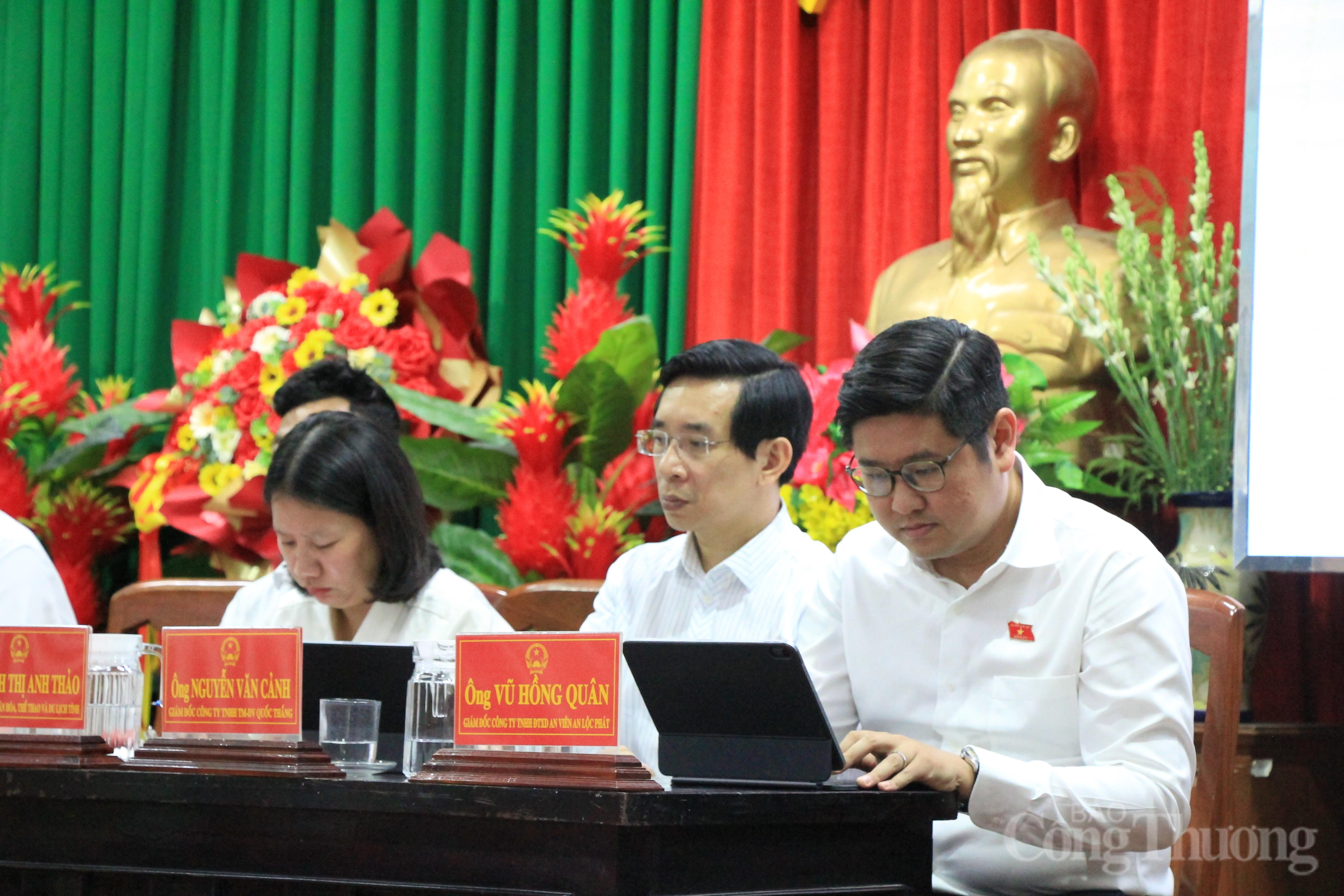 Các đại biểu ghi nhận ý kiến của cử tri.