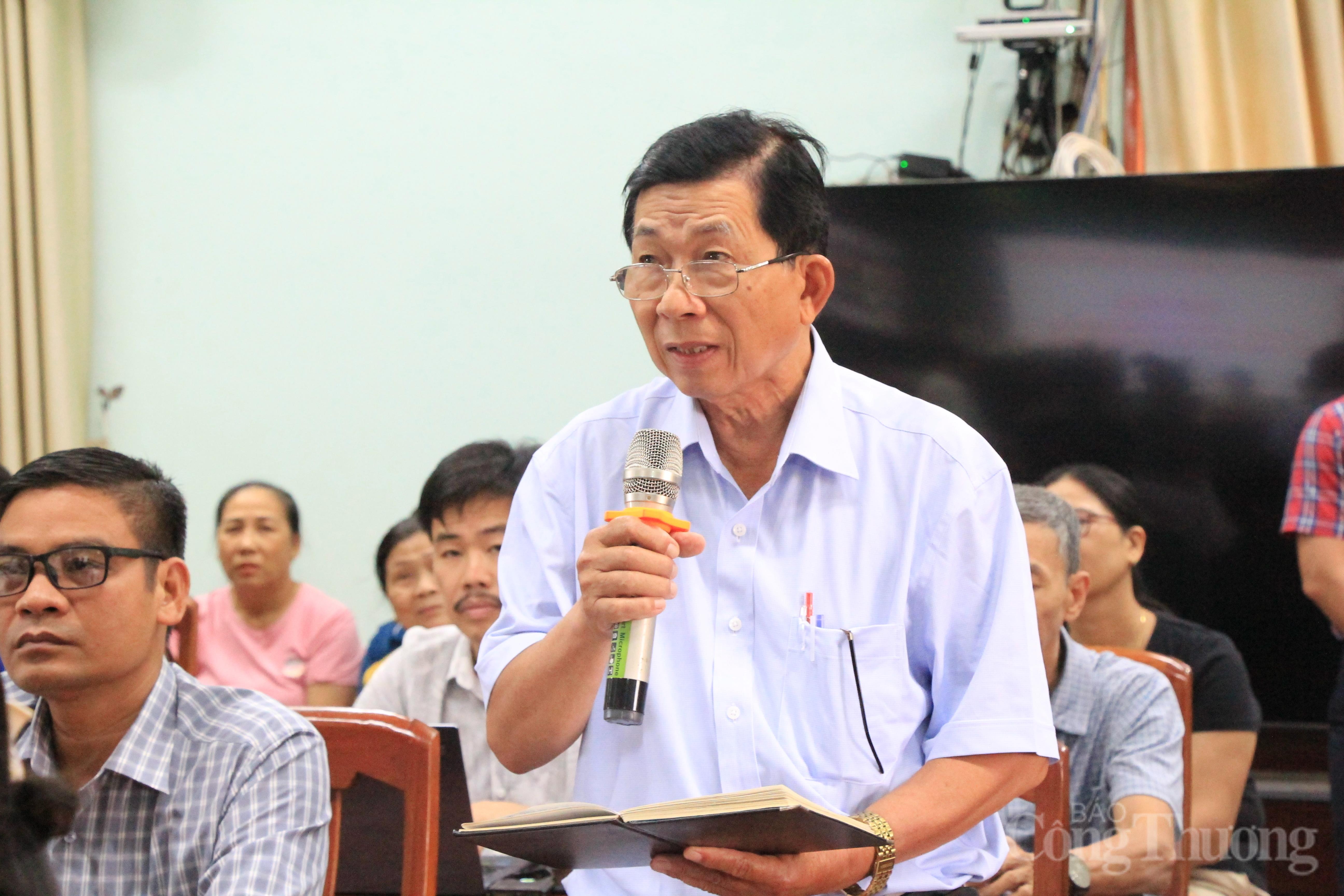 Cử tri nêu ý kiến tại buổi tiếp xúc.