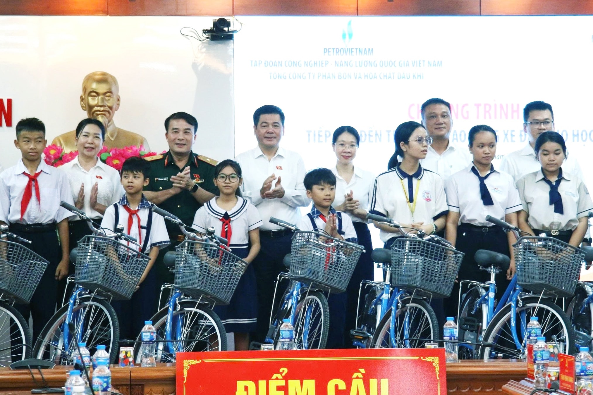 Phó Chủ tịch Quốc hội Nguyễn Hồng Diên trao tặng 50 xe đạp cho học sinh Tuy Phước, Gia Lai