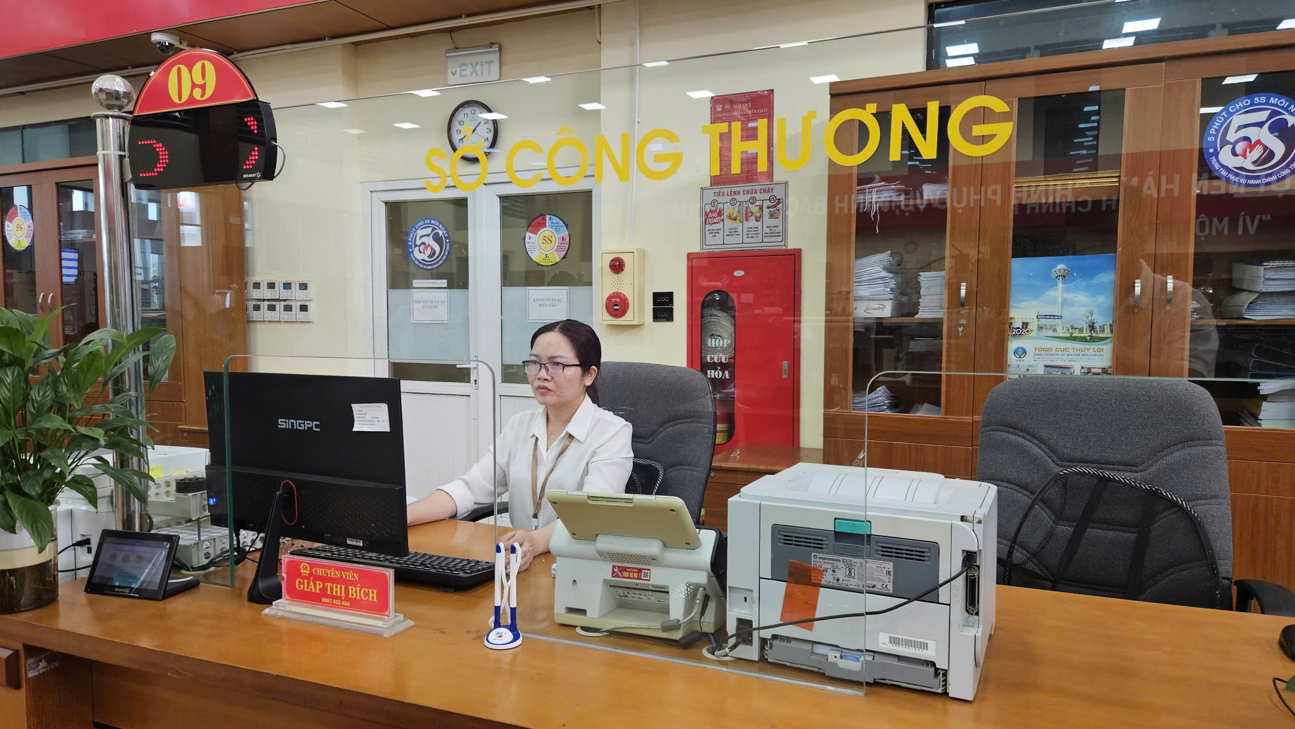 Bộ phận một cửa của Sở Công Thương Bắc Ninh tiếp nhận thủ tục cấp C/O điện tử.
