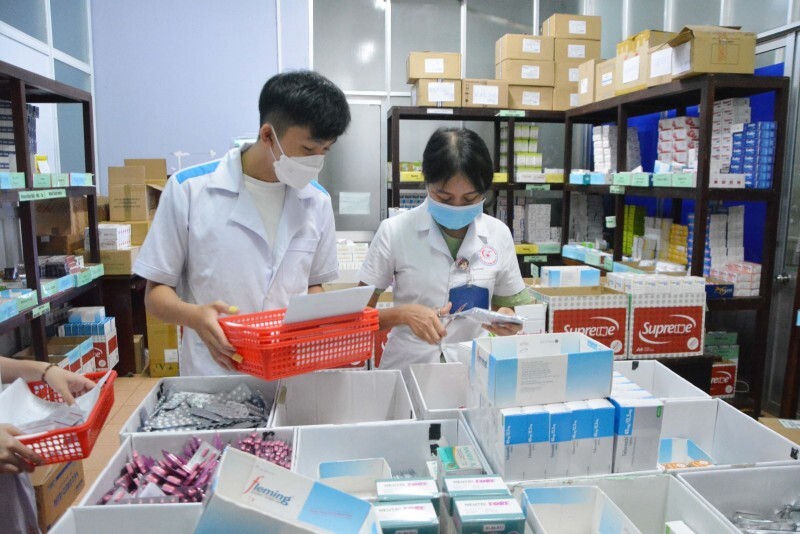 Người dân và cơ sở bán thuốc cần thực hiện nghiêm việc mua, bán thuốc theo kê đơn của bác sĩ để tránh những rủi ro. Ảnh minh hoạ.