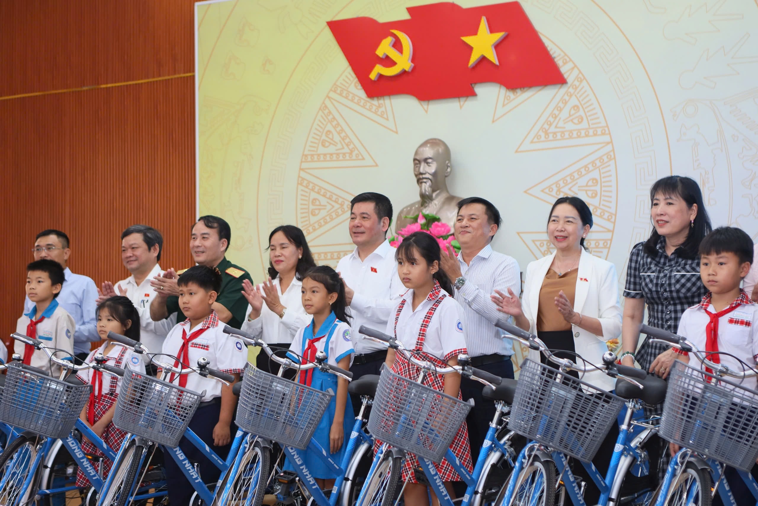Phó Chủ tịch Quốc hội Nguyễn Hồng Diên trao tặng xe đạp cho học sinh phường Hoài Nhơn Bắc