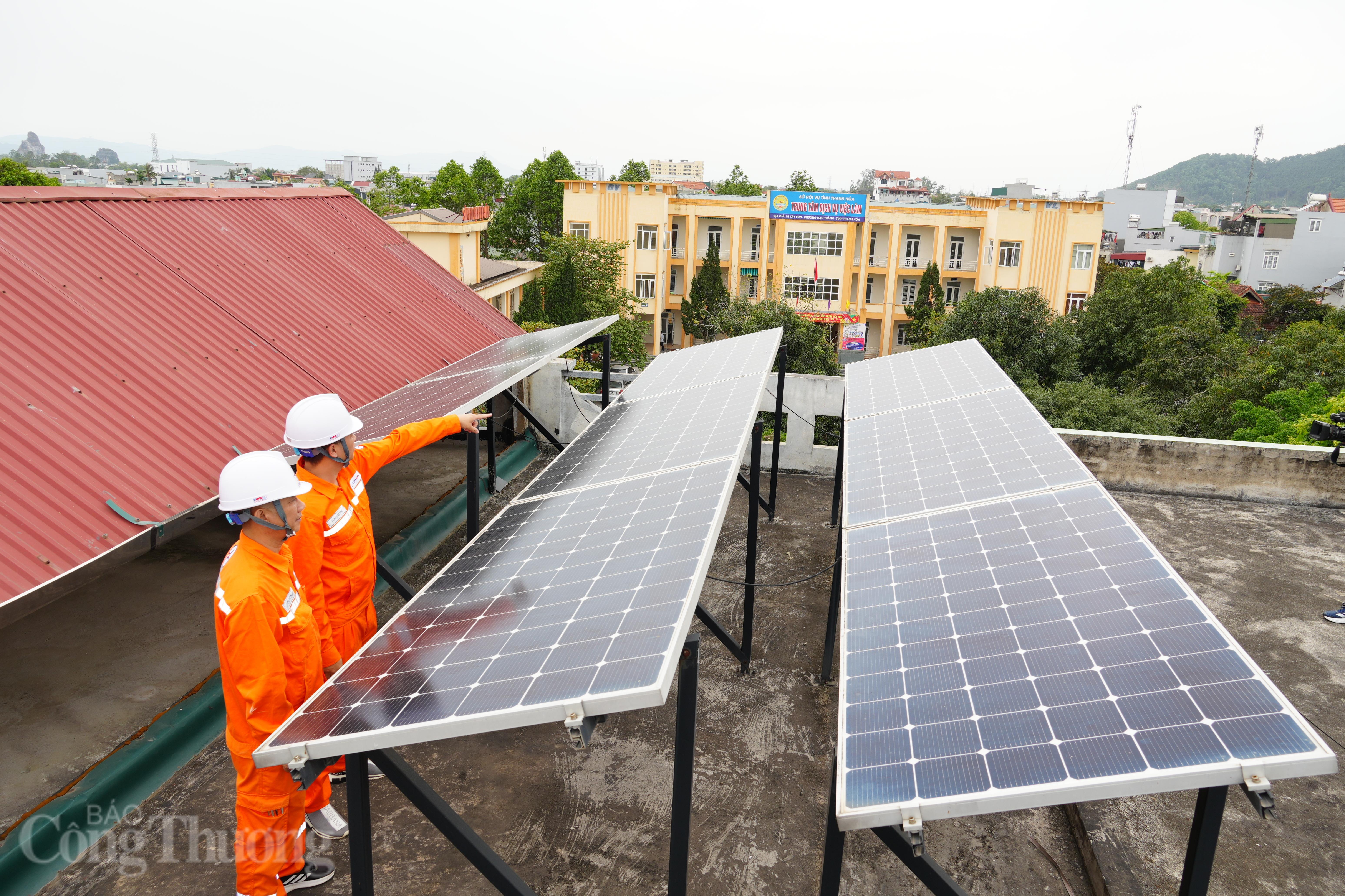 Điện mặt trời mái nhà mở rộng không gian tiết kiệm điện mùa nắng nóng