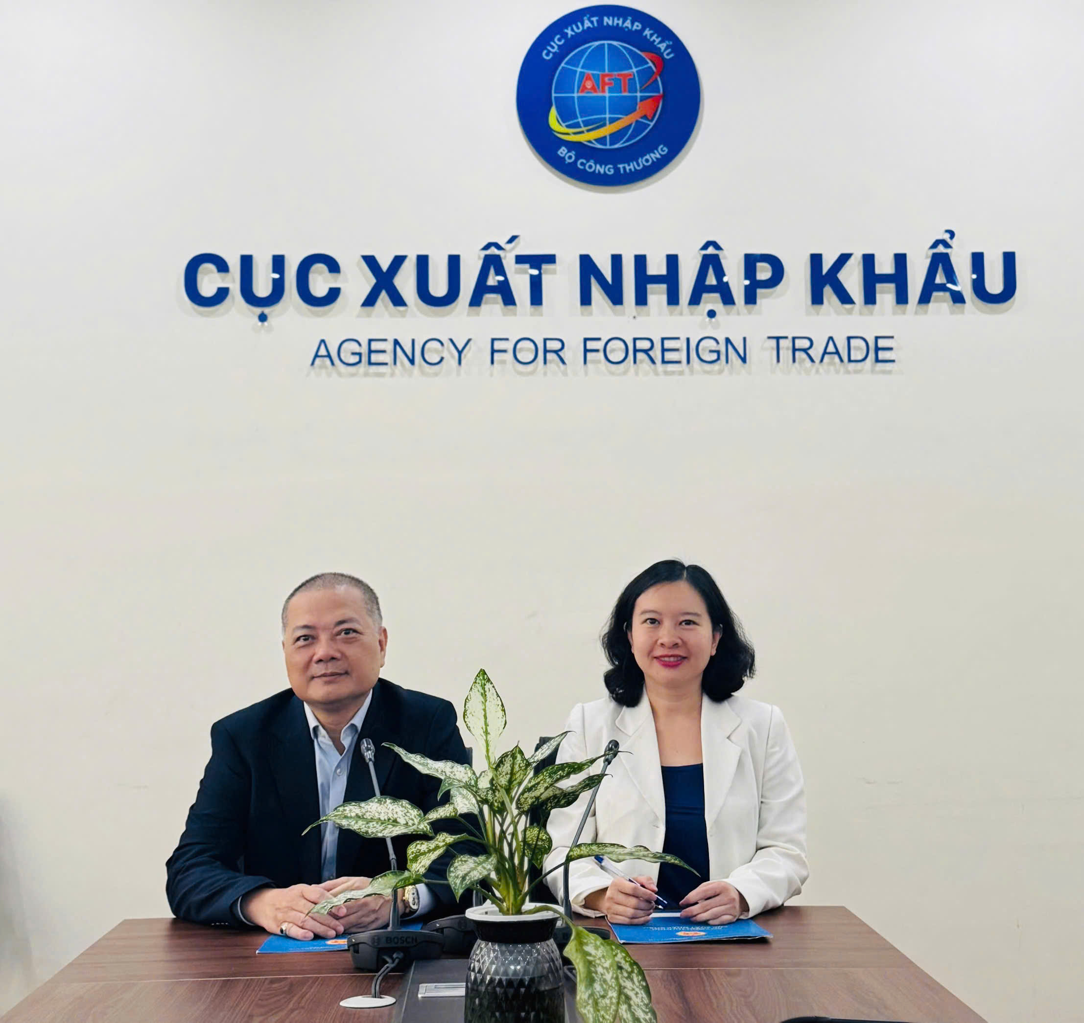 &Ocirc;ng Nguyễn Anh Sơn - Cục trưởng Cục Xuất nhập khẩu (Bộ C&ocirc;ng Thương) v&agrave; B&agrave; Trịnh Thị Thu Hiền - Ph&oacute; Cục trưởng Cục Xuất nhập khẩu (Bộ C&ocirc;ng Thương) tham dự trực tuyến Phi&ecirc;n họp Ủy ban Quy tắc xuất xứ của WTO.