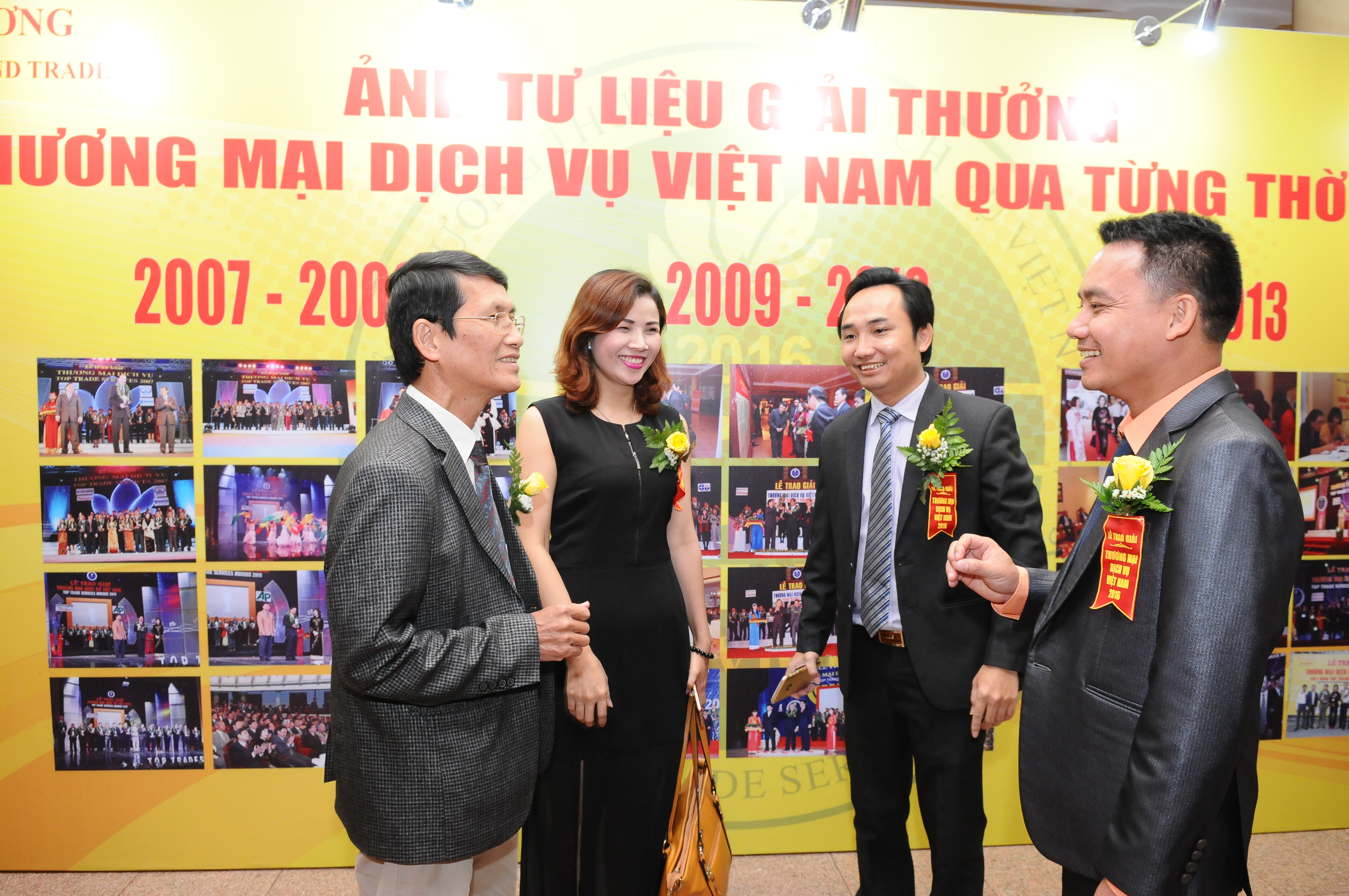 Doanh nghiệp trao đổi bên lề sự kiện Lễ trao giải thưởng “ Thương mại Dịch vụ Việt Nam 2016 – VietNam Top Trade Services 2016”