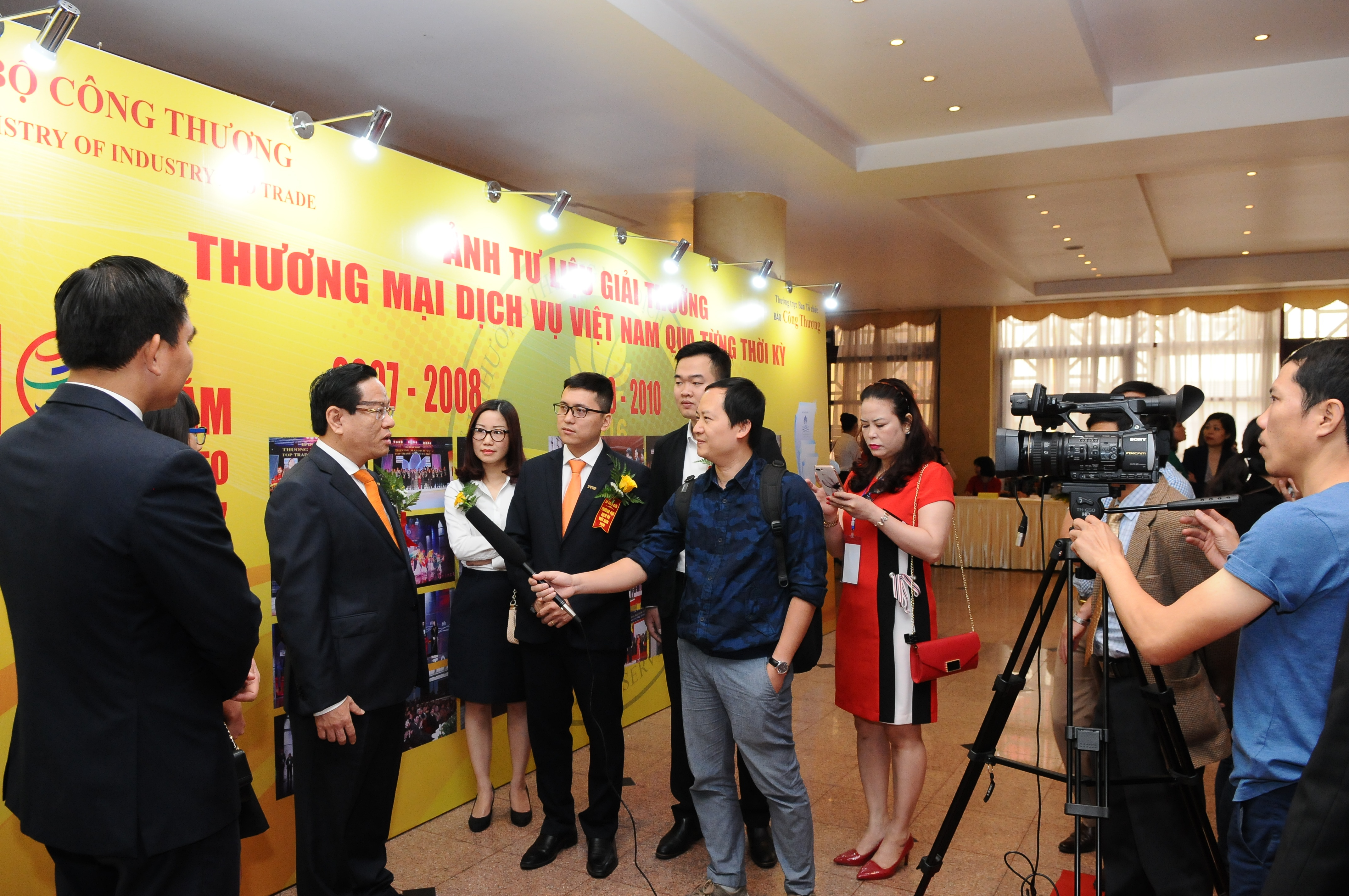 Doanh nghiệp trao đổi bên lề sự kiện Lễ trao giải thưởng “ Thương mại Dịch vụ Việt Nam 2016 – VietNam Top Trade Services 2016”