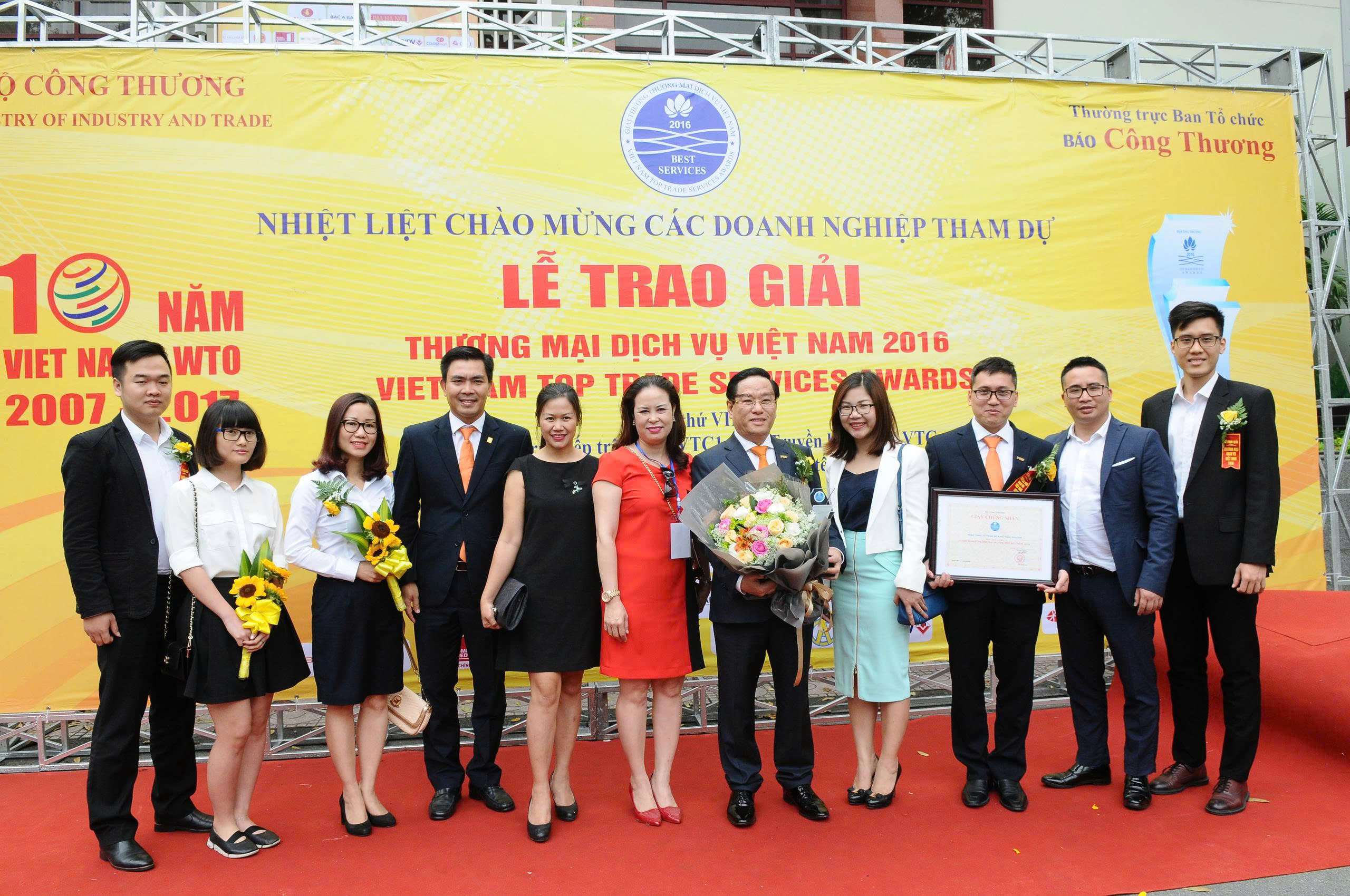 Doanh nghiệp chụp ảnh lưu niệm