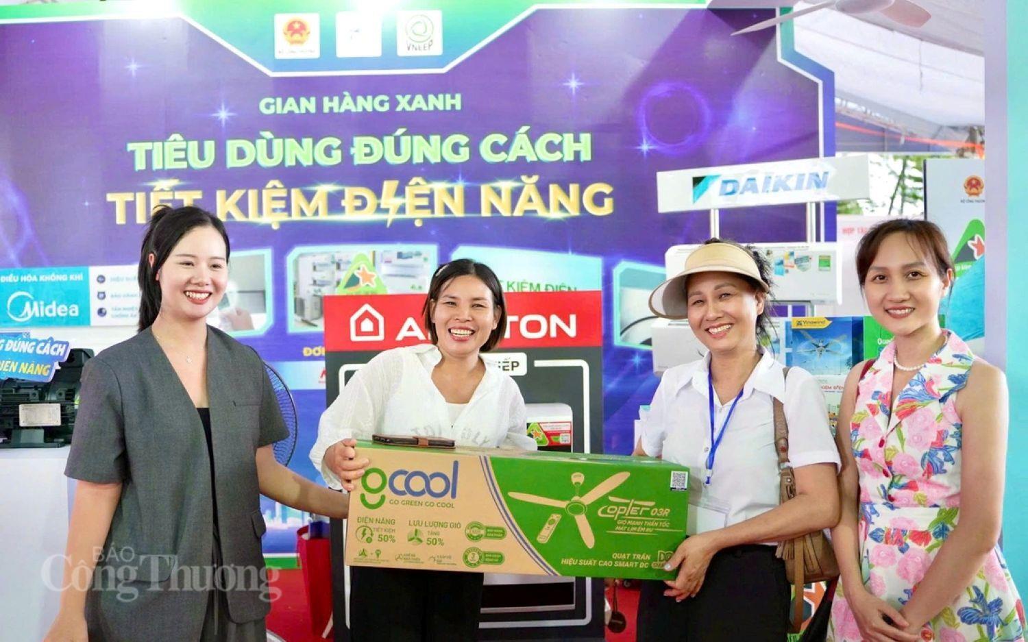 Khách tham quan gian hàng Xanh của Bộ Công Thương năm 2025