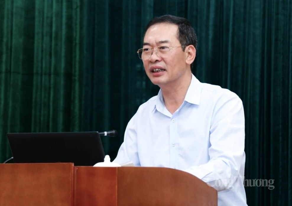 Chủ tịch UBND tỉnh Thanh Hoá Nguyễn Hoài Anh phát biểu tại hội nghị. Ảnh: Phong Sắc