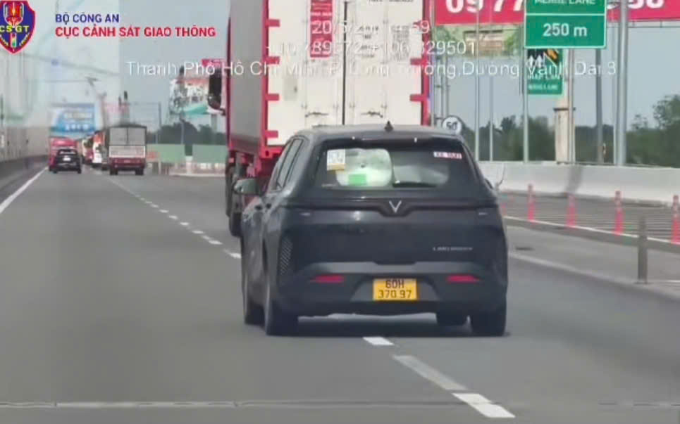 Xử phạt 69 trường hợp xe chuyển làn không bật xi nhan trên cao tốc
