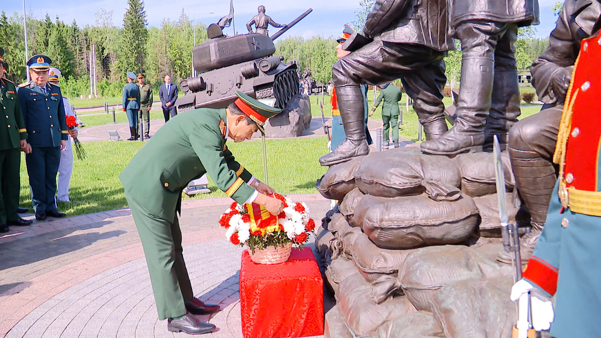 Đại tướng Phan Văn Giang đặt hoa tưởng niệm chiến sĩ Việt Nam tại Nga