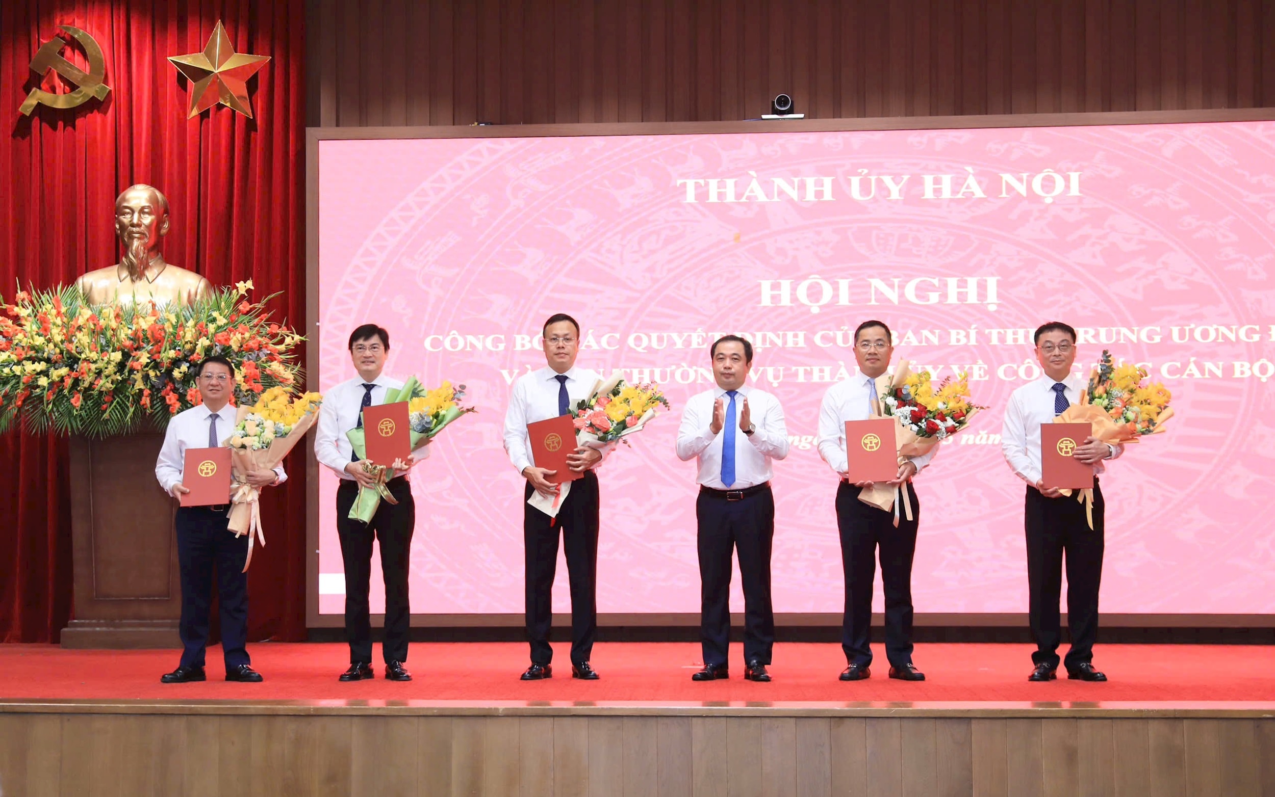 Hà Nội công bố quyết định nhân sự tại nhiều cơ quan, đơn vị