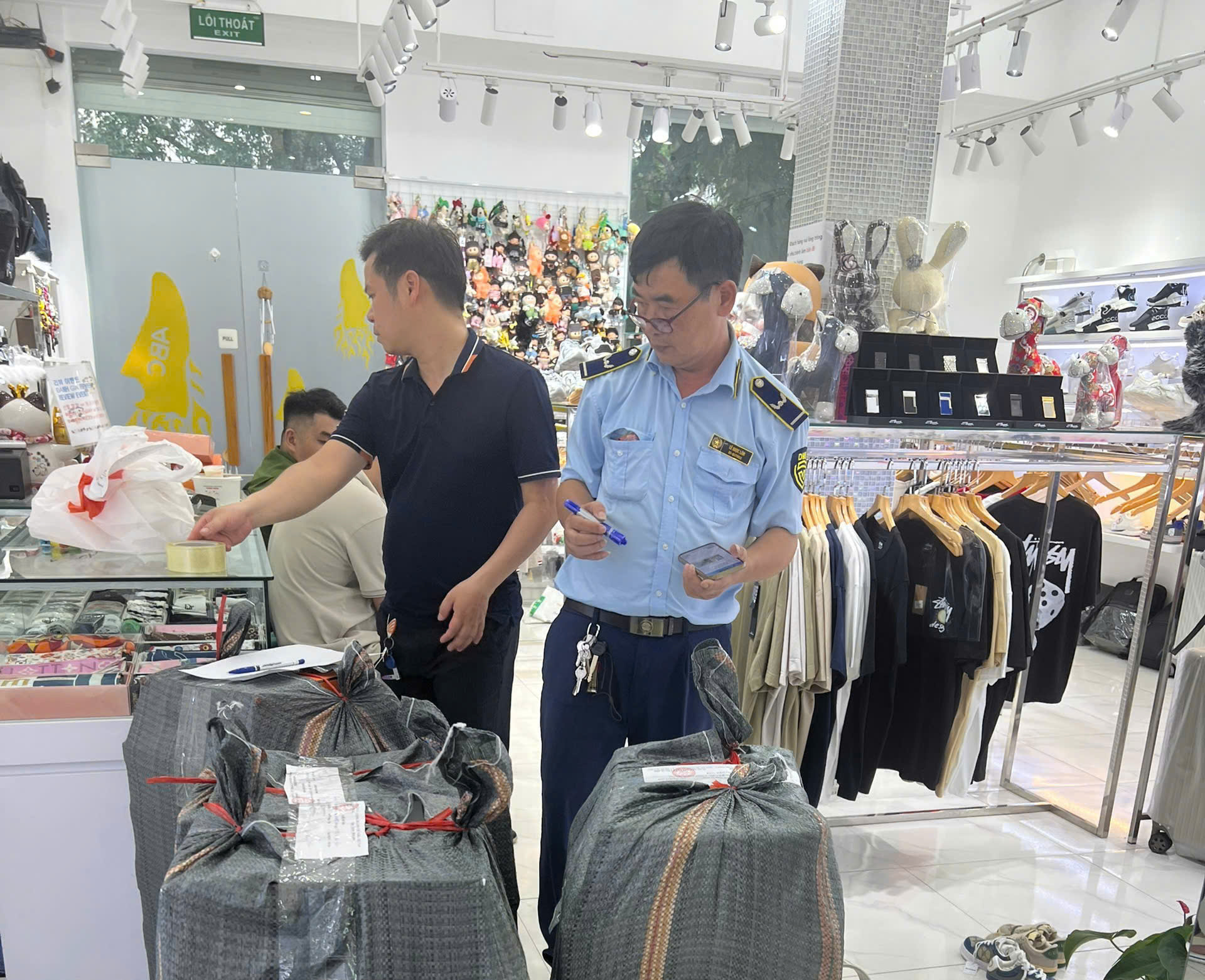 Hà Nội: Phát hiện hơn 1.300 sản phẩm nghi giả mạo nhãn hiệu
