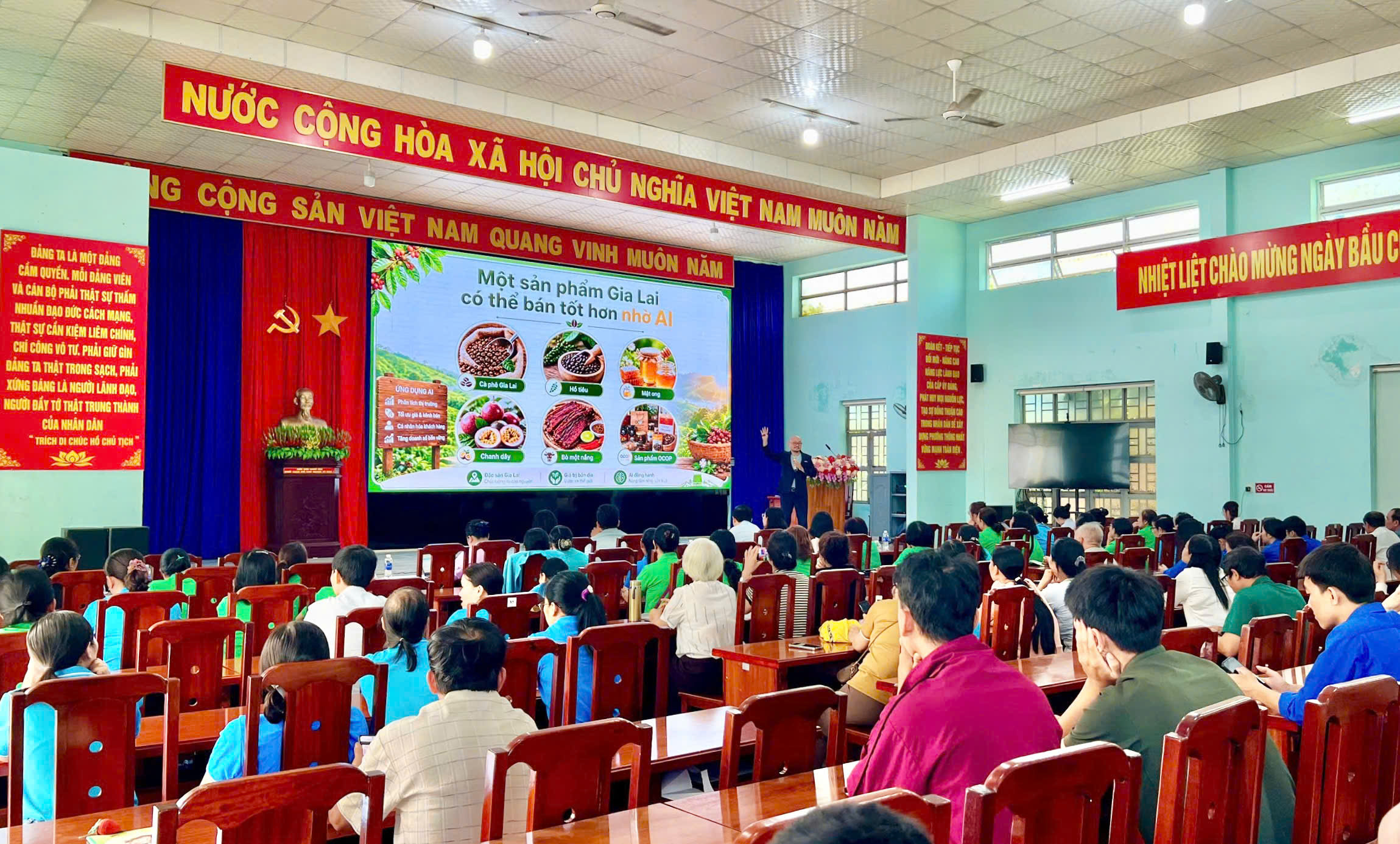 Gia Lai: Trao 'cần câu số' cho tiểu thương, hộ kinh doanh