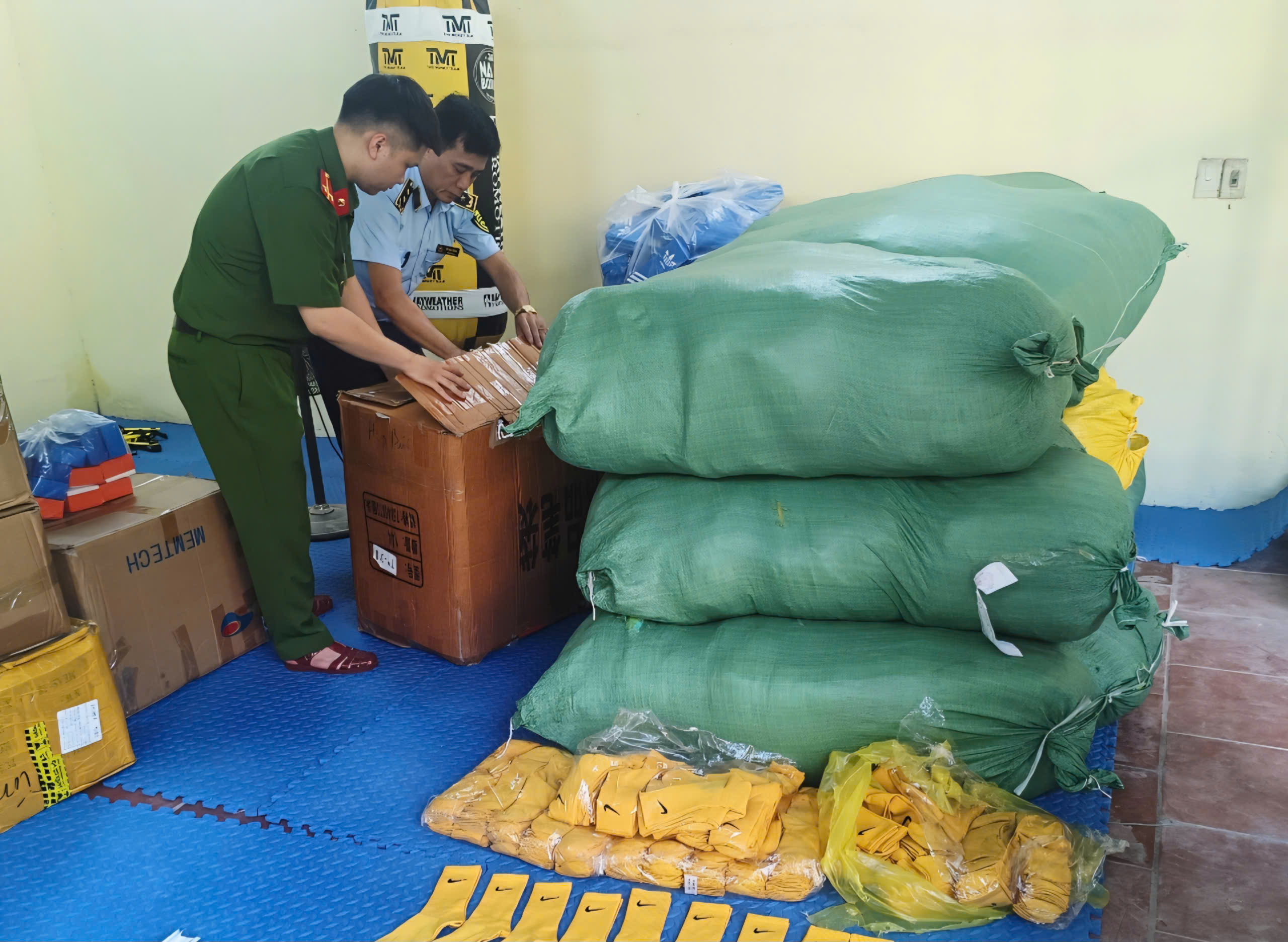 Lạng Sơn: Tạm giữ hơn 12 nghìn sản phẩm có dấu hiệu giả mạo nhãn hiệu