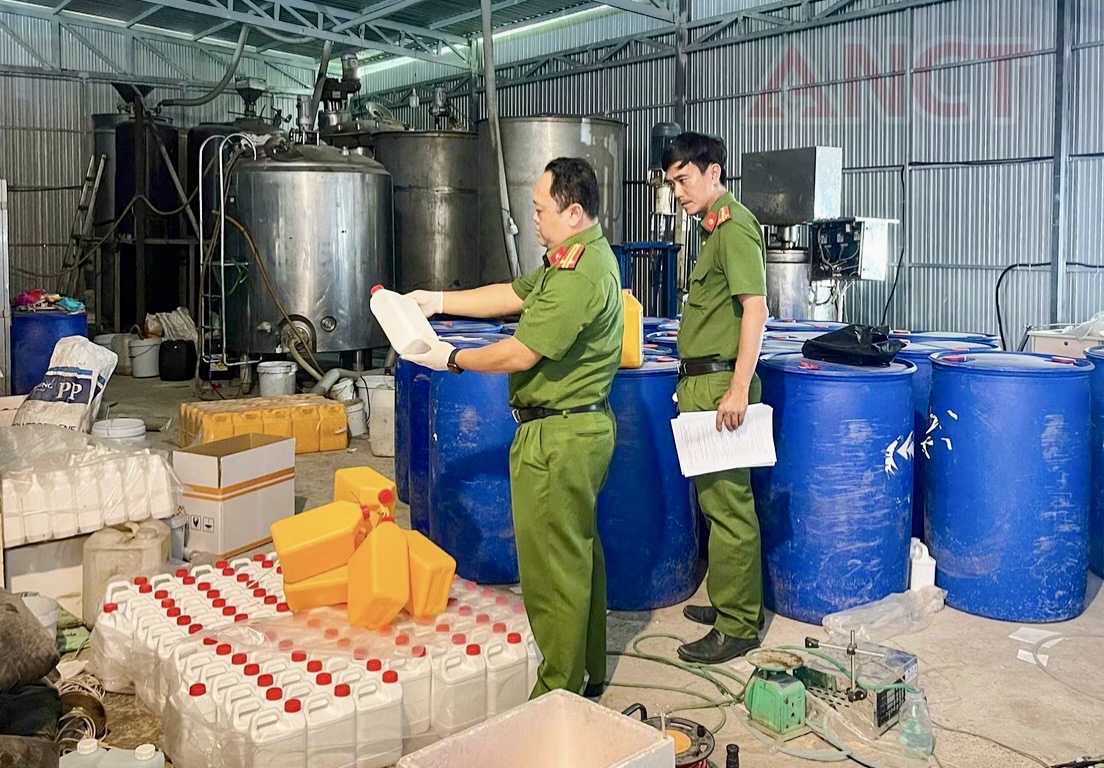 Cần Thơ: Triệt phá cơ sở pha chế phân bón trái phép