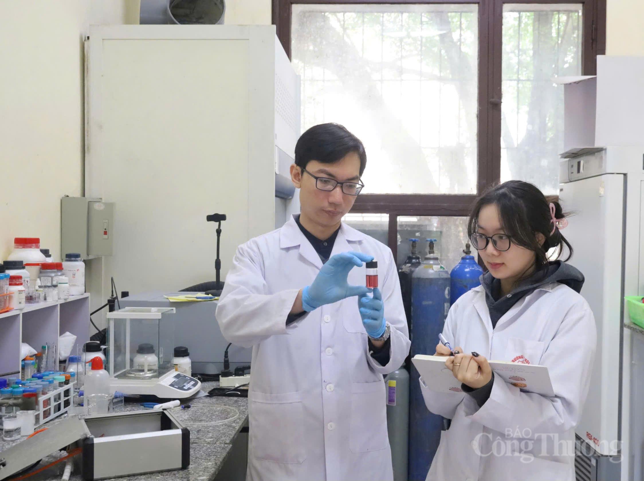 Các nhà khoa học của Viện Khoa học Vật liệu đang phân tích mẫu tại Phòng Công nghệ Plasma