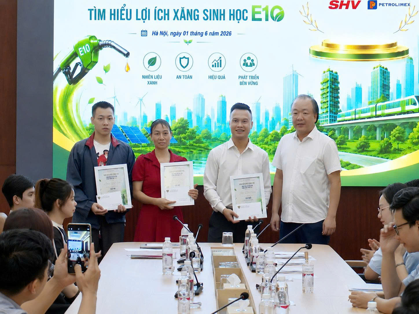 Ban Tổ chức trao Chứng nhận cho người chơi đoạt Giải Ba