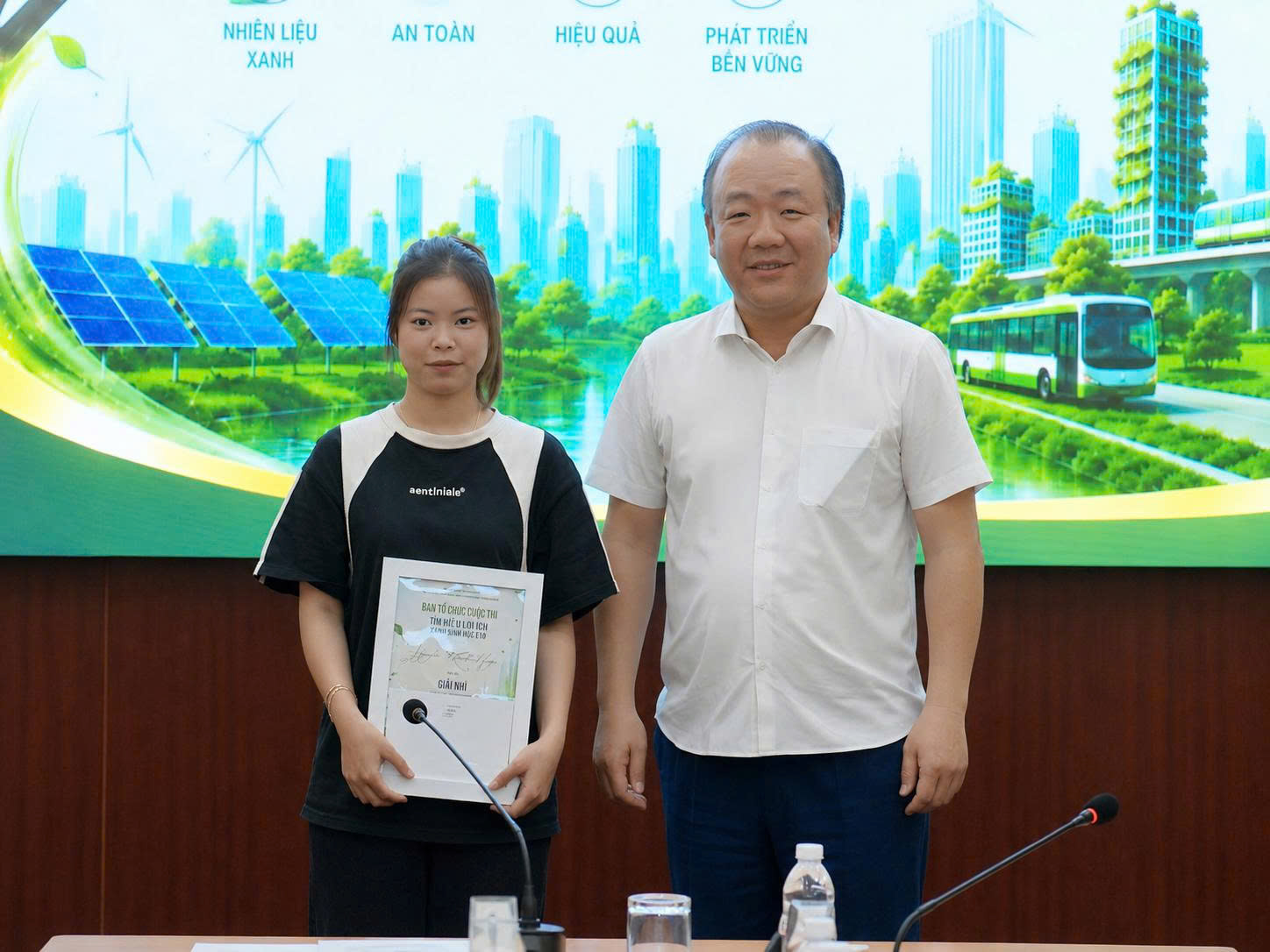 Trao giải cho tác giả đoạt giải Nhì