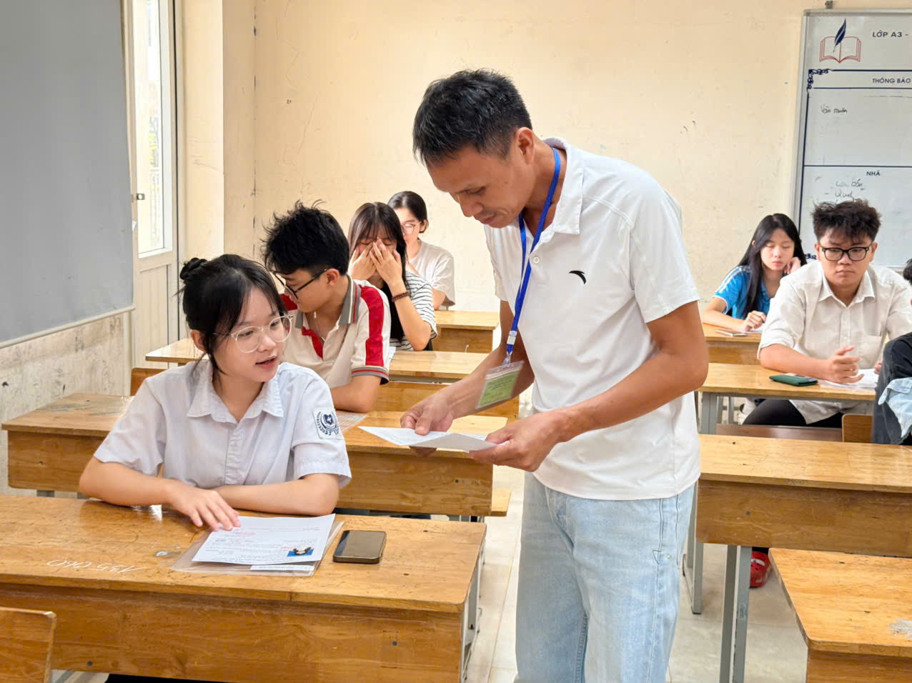 Hà Nội huy động gần 2.300 cán bộ, giáo viên tham gia chấm thi lớp 10