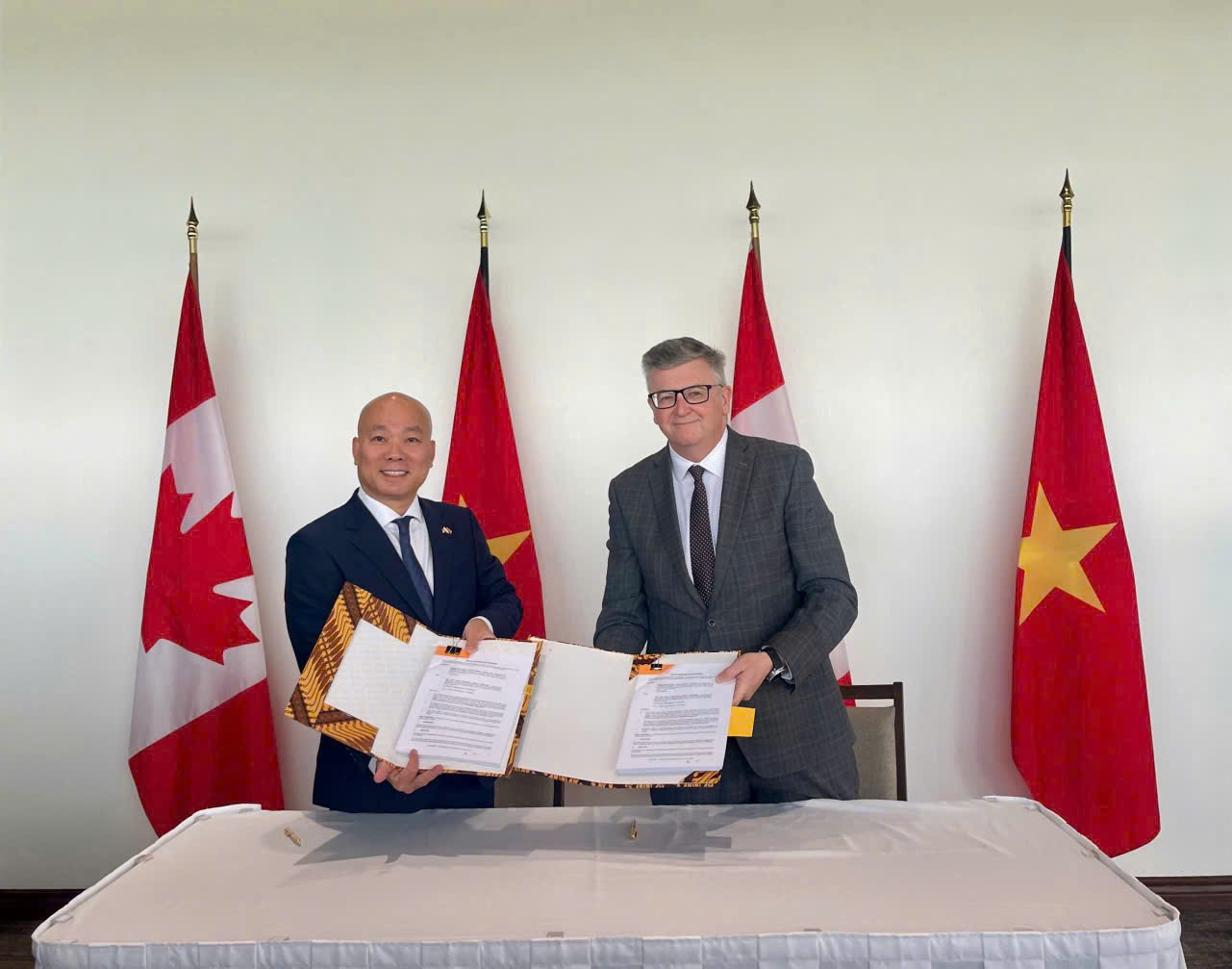 Kỳ họp lần III Ủy ban Hỗn hợp về Kinh tế Việt Nam - Canada khẳng định quyết tâm của Việt Nam và Canada trong việc thúc đẩy hợp tác kinh tế, làm sâu sắc hơn Quan hệ Đối tác Toàn diện.