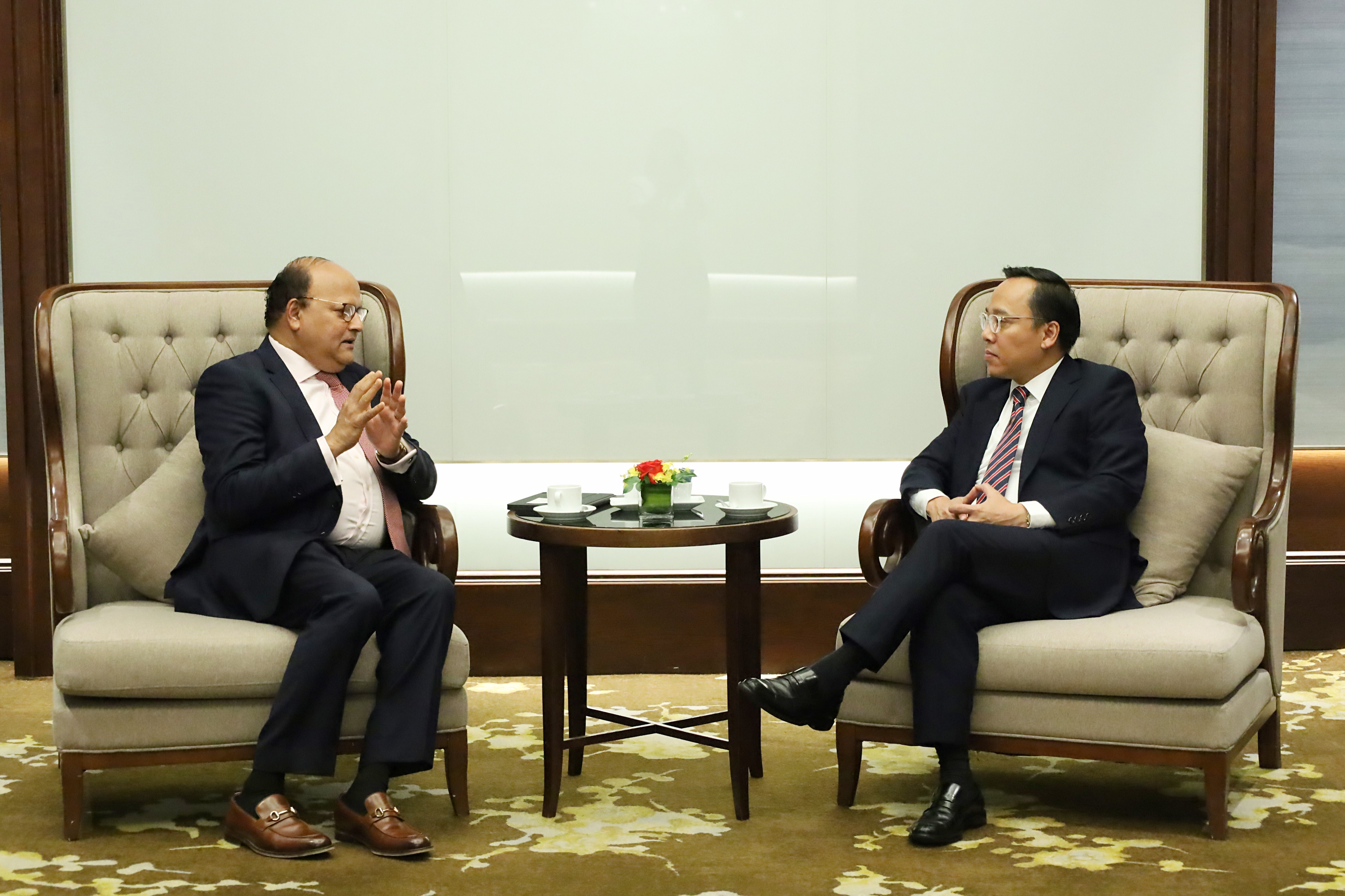Thứ trưởng Bộ Công Thương Nguyễn Hoàng Long đã tiếp và làm việc với ông Srini Nagarajan, Giám đốc khu vực châu Á, Quỹ đầu tư British International Investment (BII).