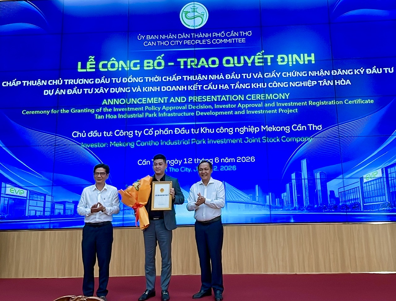 Cần Thơ: Trao quyết định cho hai nhà đầu tư khu công nghiệp quy mô hơn 400 ha