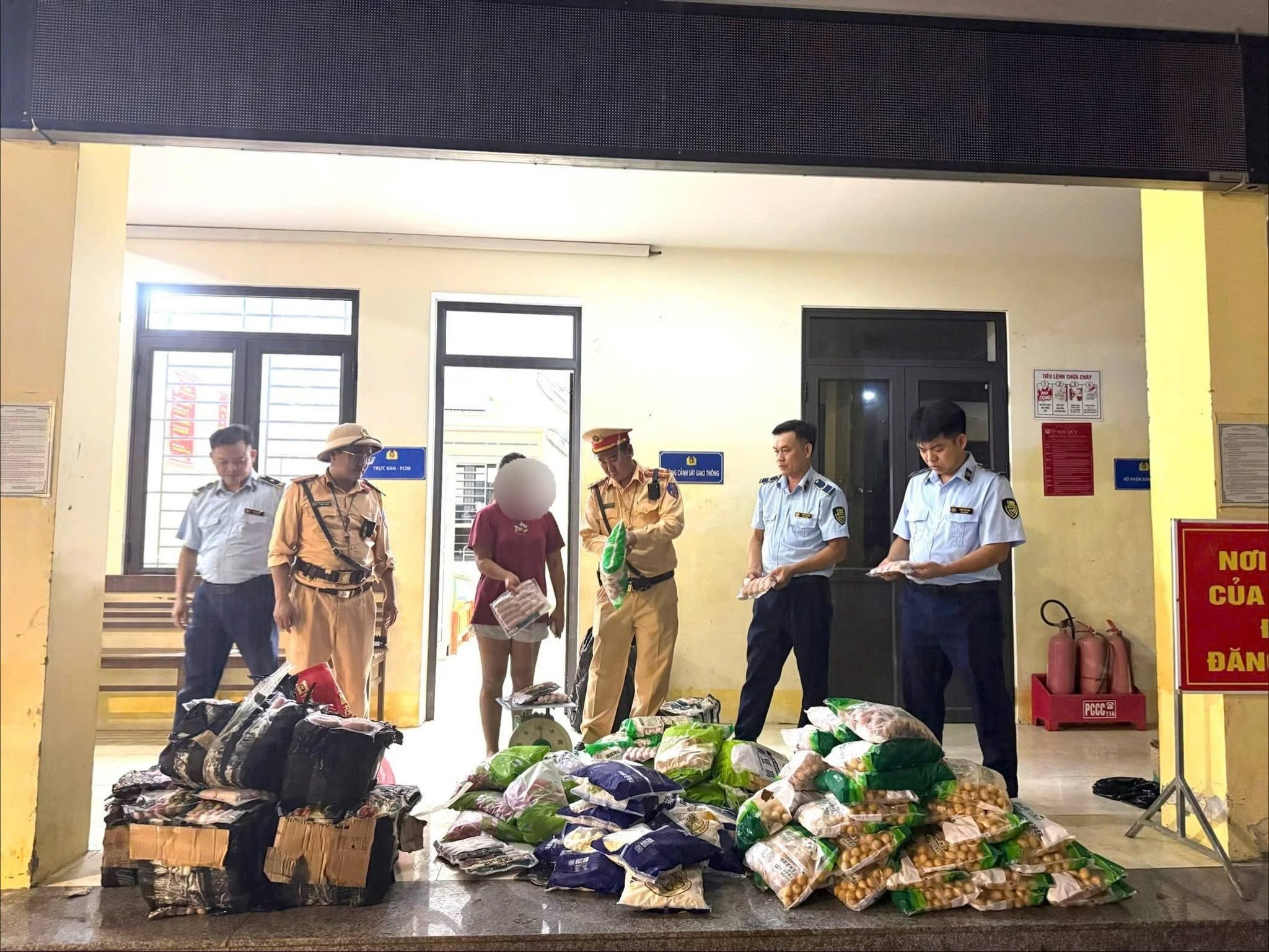 Tuyên Quang: Phát hiện xe chở hơn 400kg thực phẩm không rõ nguồn gốc