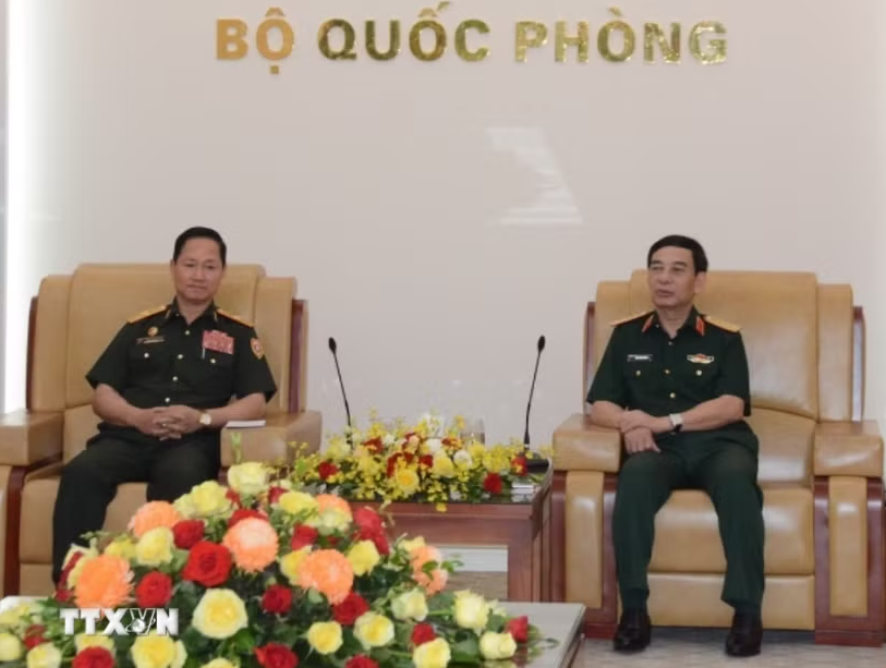Phó Thủ tướng, Bộ trưởng Quốc phòng Phan Văn Giang tiếp Đại tướng Khamliang Outhakaysone, Phó thủ Tướng Chính phủ, Bộ trưởng Bộ Quốc phòng Lào. (Ảnh: TTXVN)