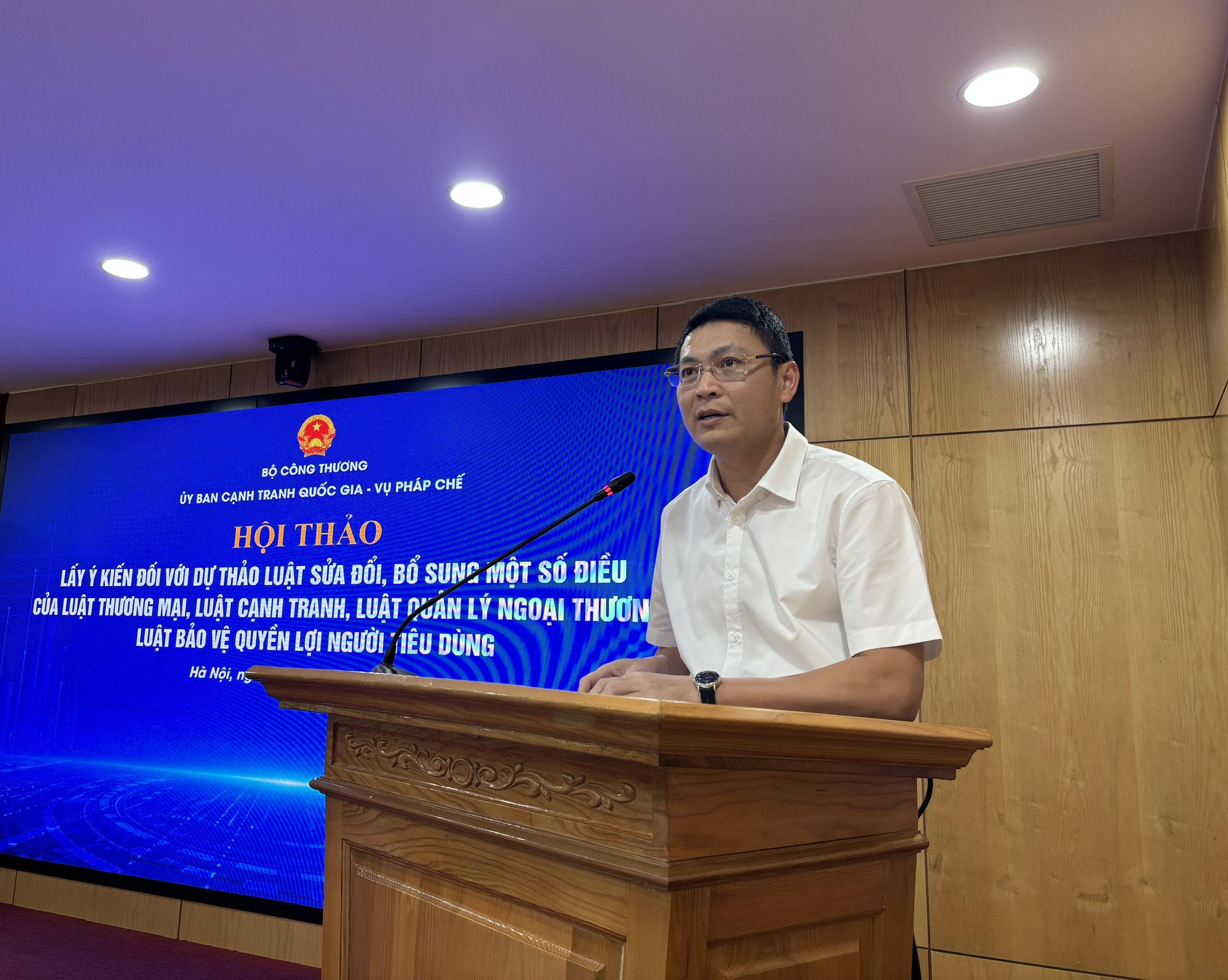 Ông Trịnh Anh Tuấn, Chủ tịch Ủy ban Cạnh tranh Quốc gia phát biểu khai mạc hội thảo. Ảnh: Phong Lâm
