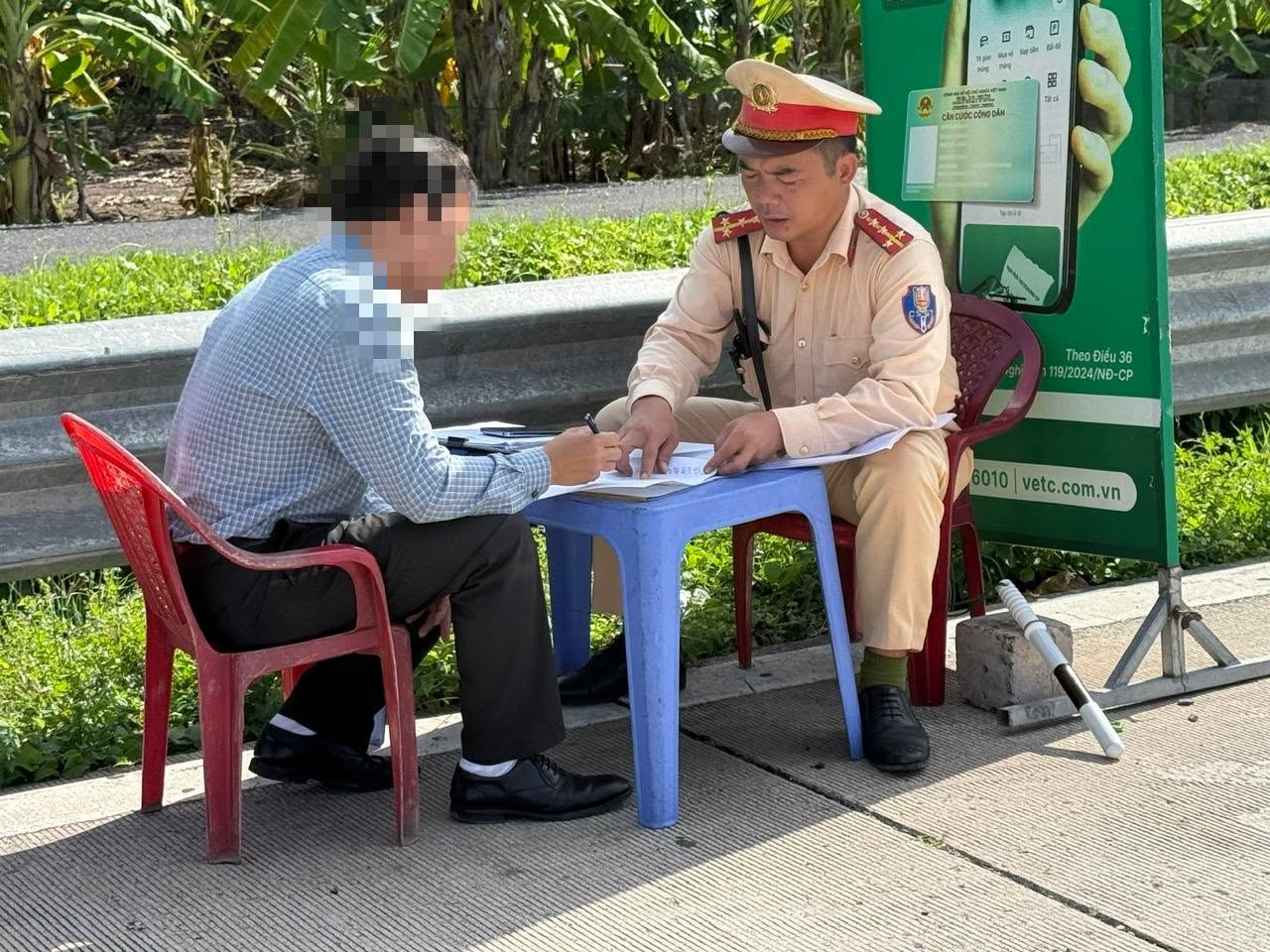 Xử phạt, trừ điểm bằng lái với lái xe dừng xe đi vệ sinh trên cao tốc