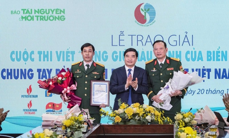 Nhà báo Nguyễn Mạnh Thắng (bên trái) đoạt giải Nhất cuộc thi “Cùng giữ màu xanh của biển” lần II (2022-2024). Ảnh: NVCC