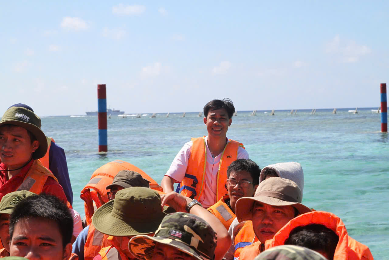 Đại tá, nhà báo Nguyễn Mạnh Thắng trong chuyến công tác tại Trường Sa năm 2015. Ảnh: NVCC